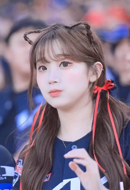 現年19歲的南韓職棒起亞虎啦啦隊女神李珠珢,可愛露出雙下巴。(翻攝自李珠珢IG)