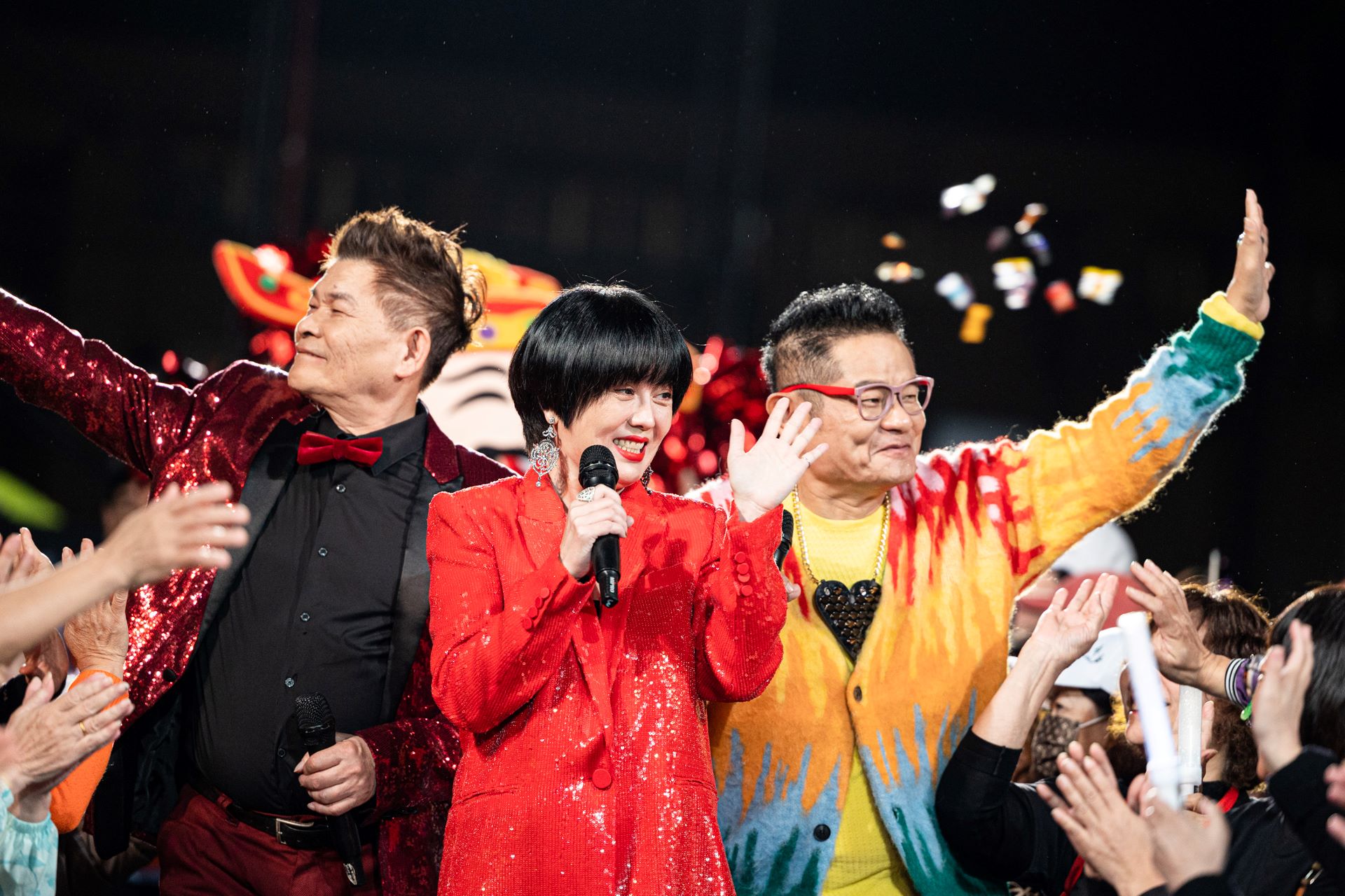 澎恰恰為了星光大道特地趕回台灣，與搭檔苗可麗、許效舜一起出席金鐘盛會。（三立提供）