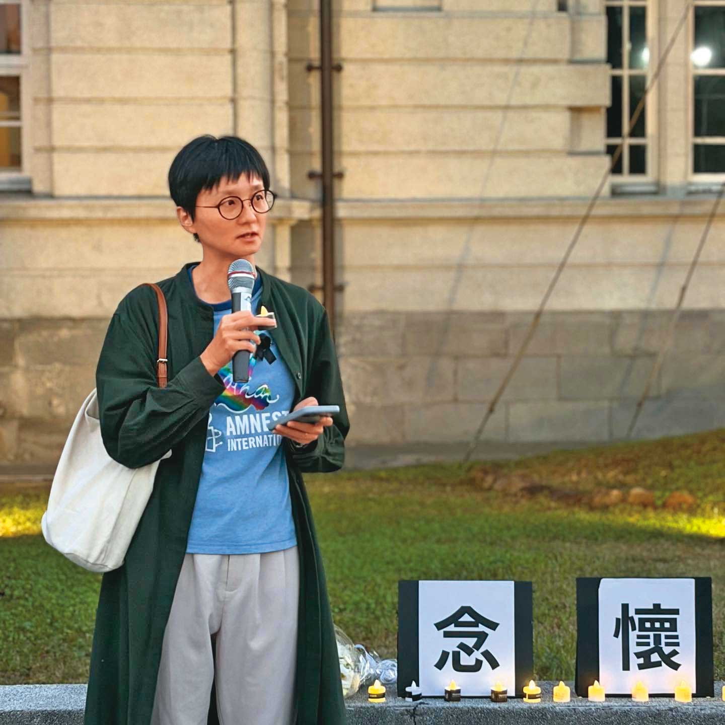 邱伊翎去年出席香港大埔火災台南悼念會,呼籲香港政府在面對重大災害時,應確保資訊透明、救援及時,並保障每一位受影響者的權利,她現場並代讀國際特赦組織香港海外分會發言人張超雄的發言。(翻攝邱伊翎臉書)
