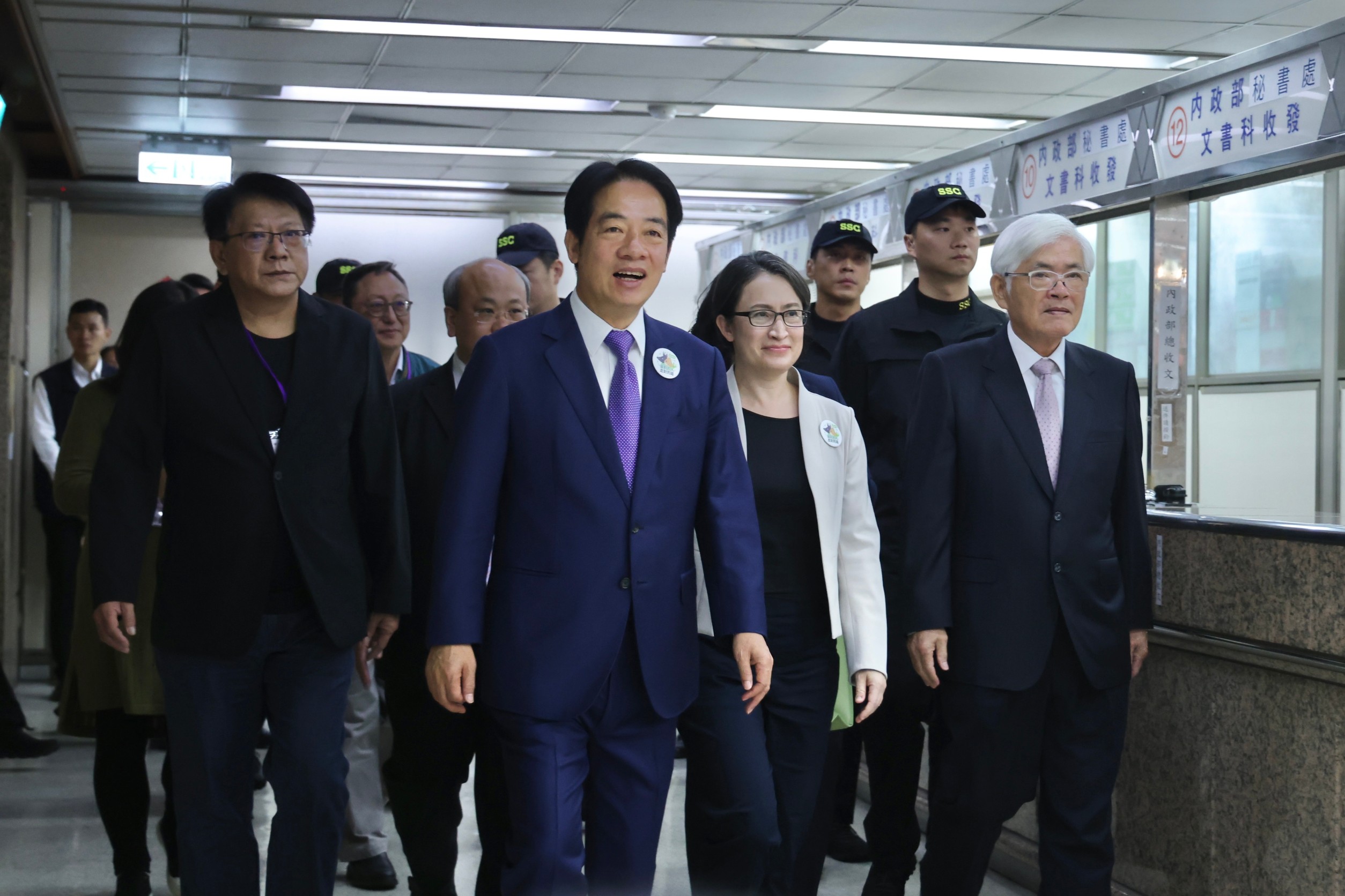 賴清德與蕭美琴今天上午9點前往中選會，正式完成登記作業。
