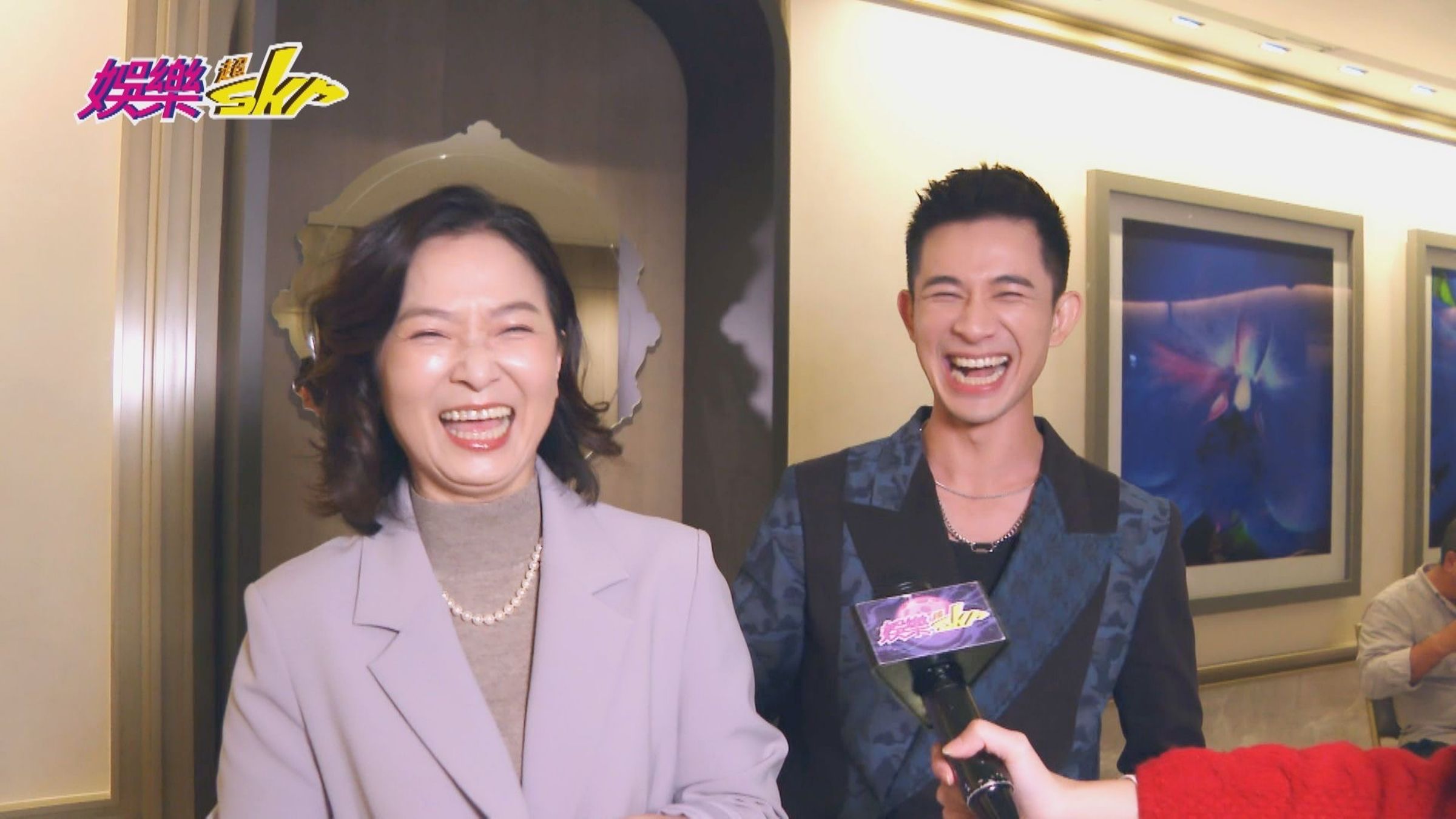 謝瓊煖《好運來》中和師弟曾子益一起受訪，兩人互虧笑聲不斷。（民視提供）