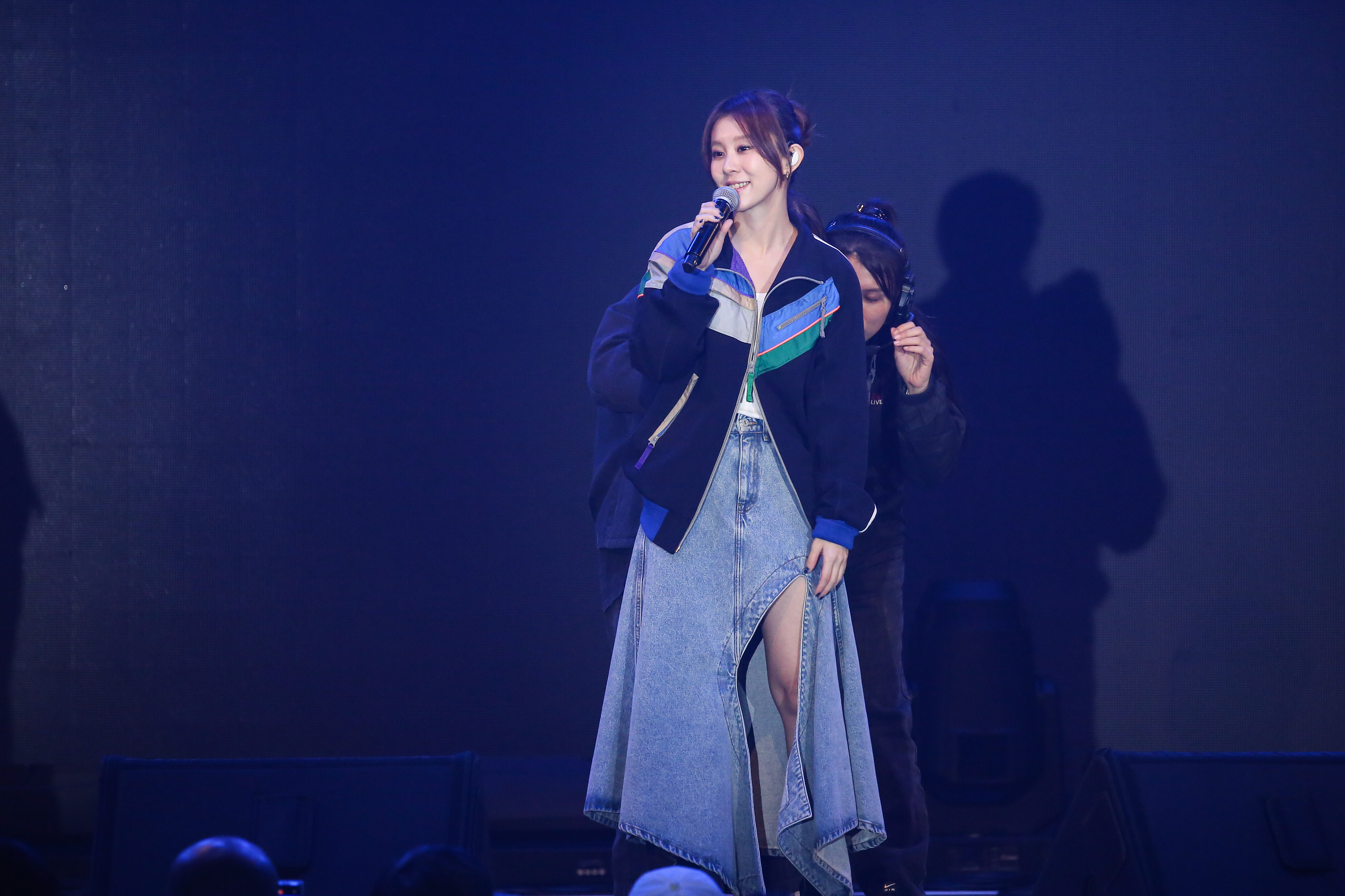 白安唱到裙子鬆開，趕緊求救工作人員上台解圍。