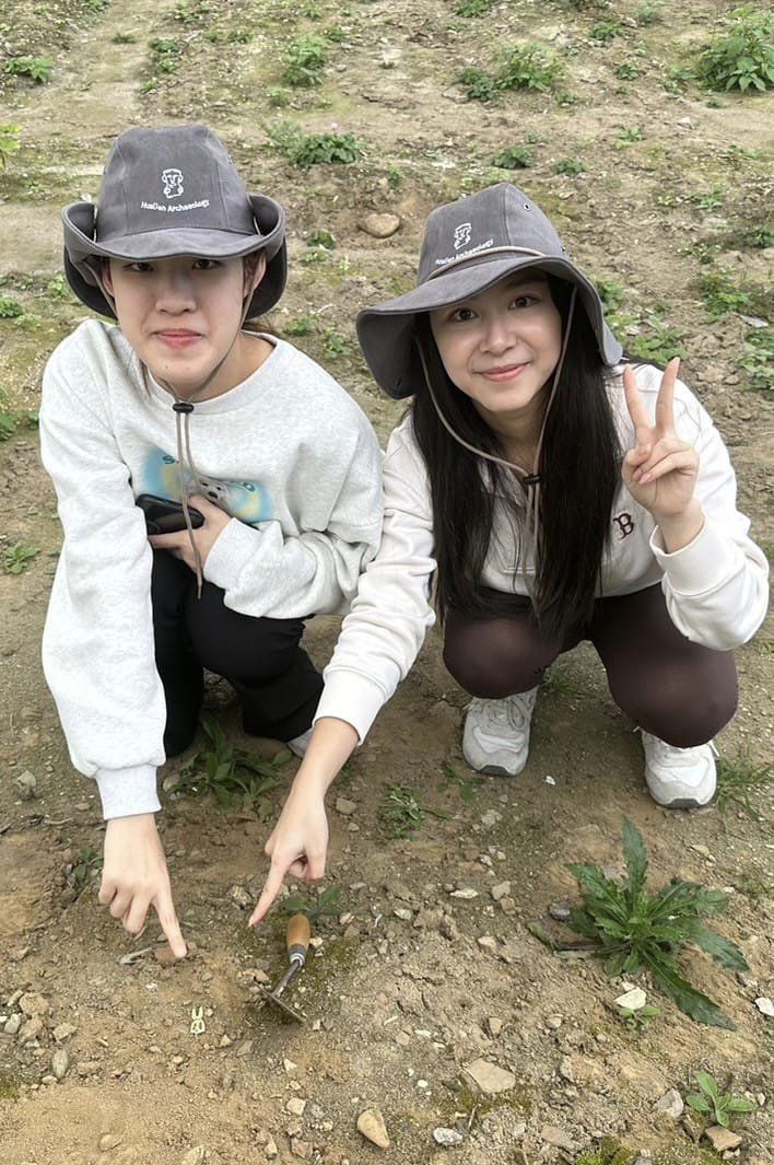 清華大學人社學院學士班2名大二學生發現國寶級人獸形玉玦。(翻攝自臉書清大考古)