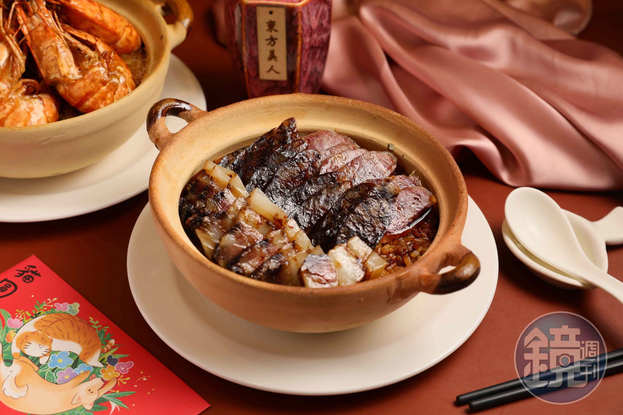 舖上廣式臘腸、肝腸和臘肉，並淋上主廚特製老抽醬汁的「臘味煲仔飯」，是翠園經典招牌菜。（668元／份）