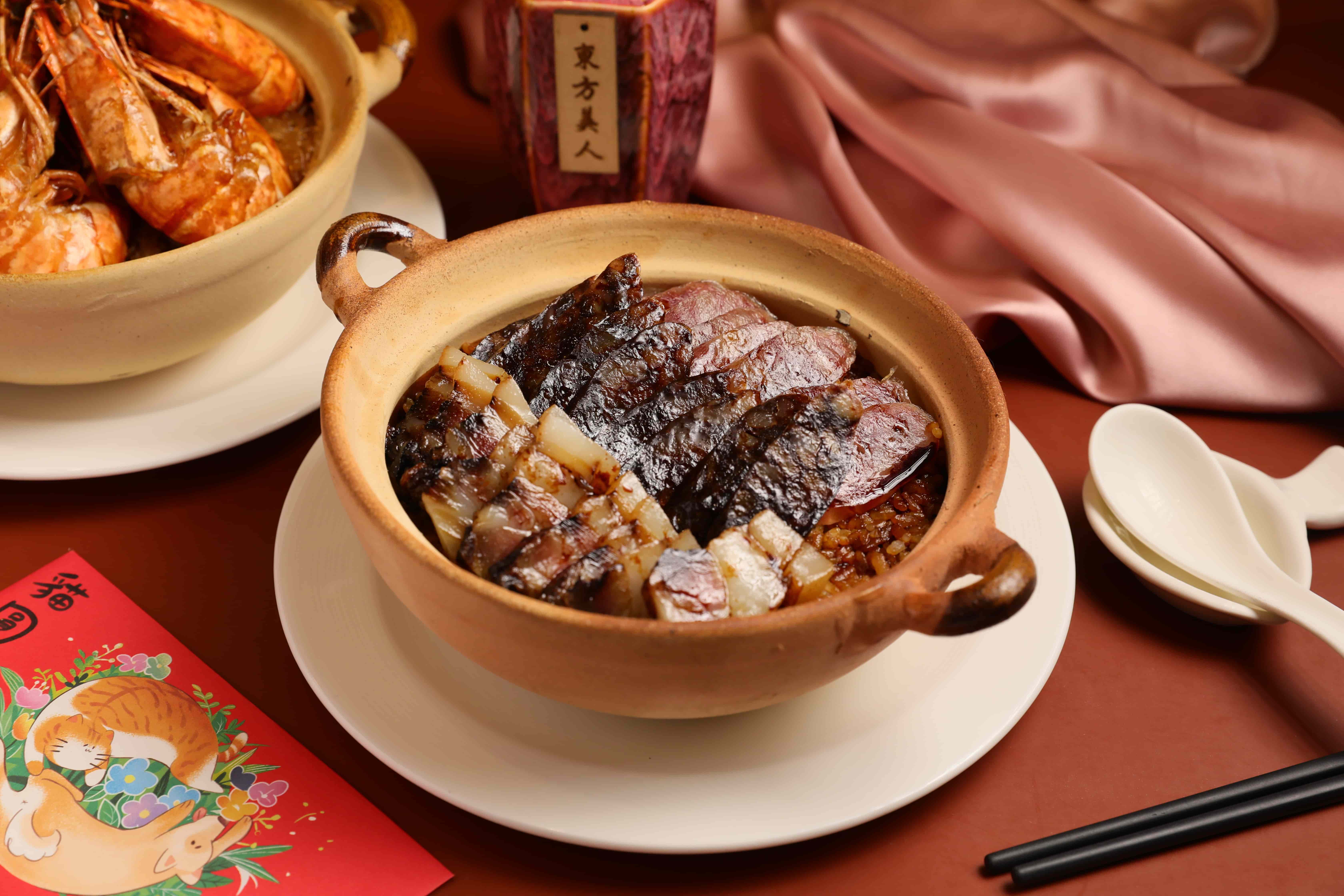 舖上廣式臘腸、肝腸和臘肉，並淋上主廚特製老抽醬汁的「臘味煲仔飯」，是翠園經典招牌菜。（668元／份）
