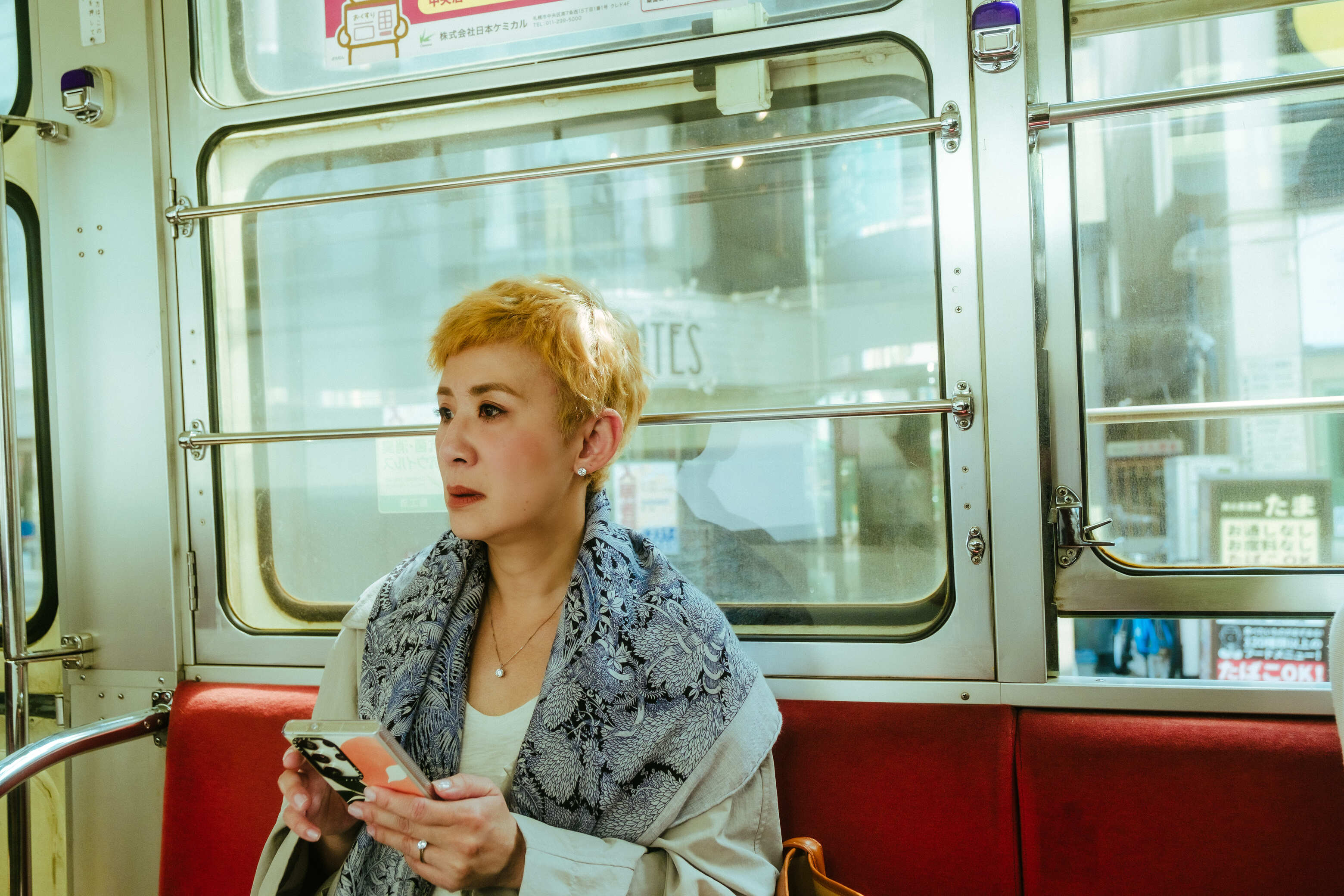 吳君如在札幌的電車上拍戲。（甲上提供）