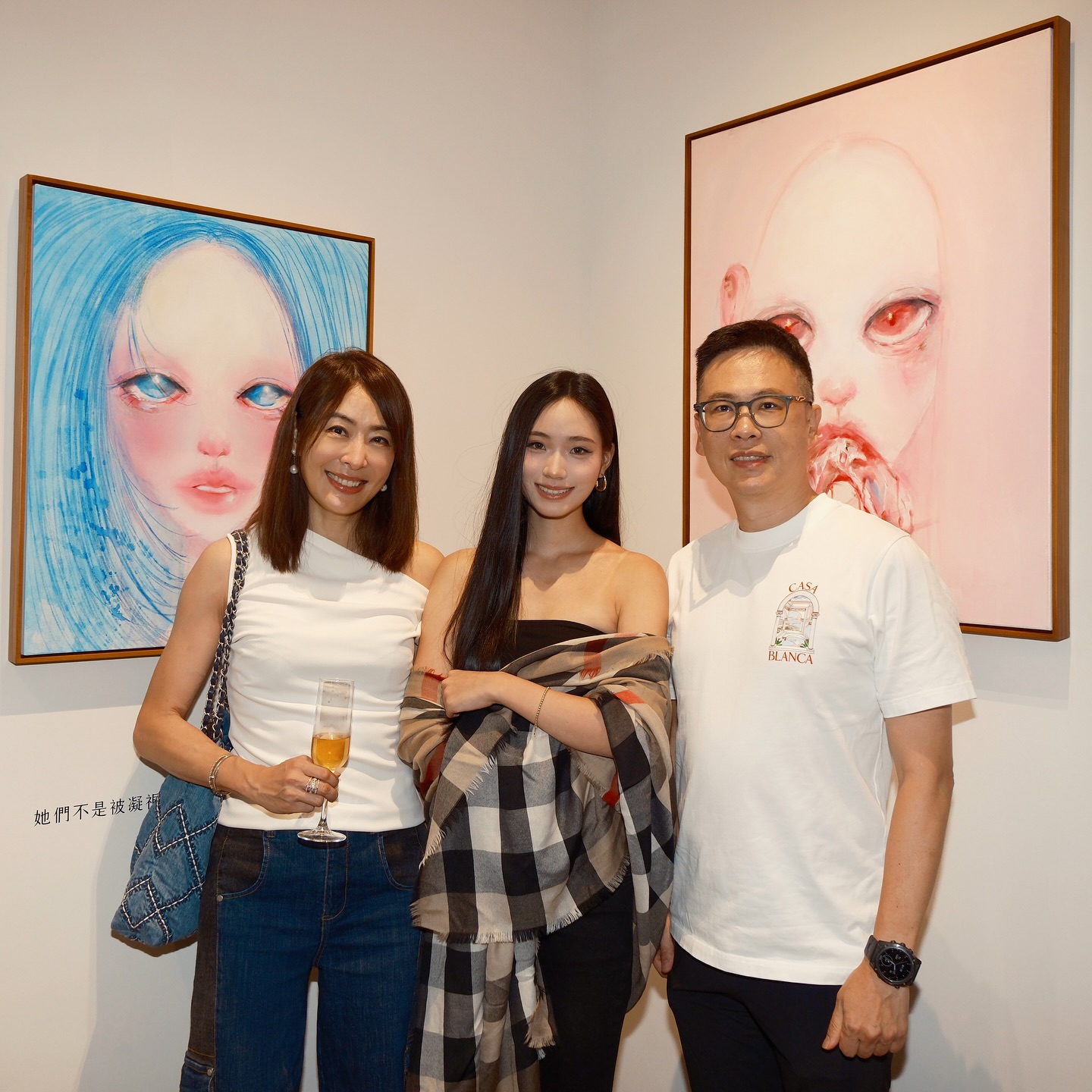 賈永婕與丈夫王兆杰去看Lily畫展，一同合影。（翻攝賈永婕臉書）