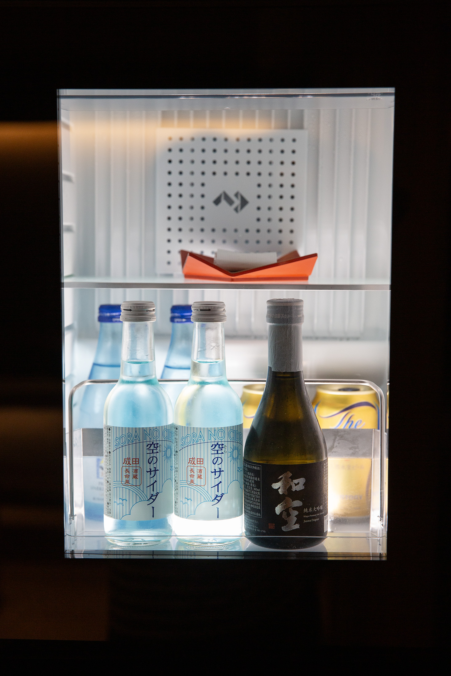 房內冰箱備有多款當地限定清酒與無酒精飲品，住客可免費品嘗。