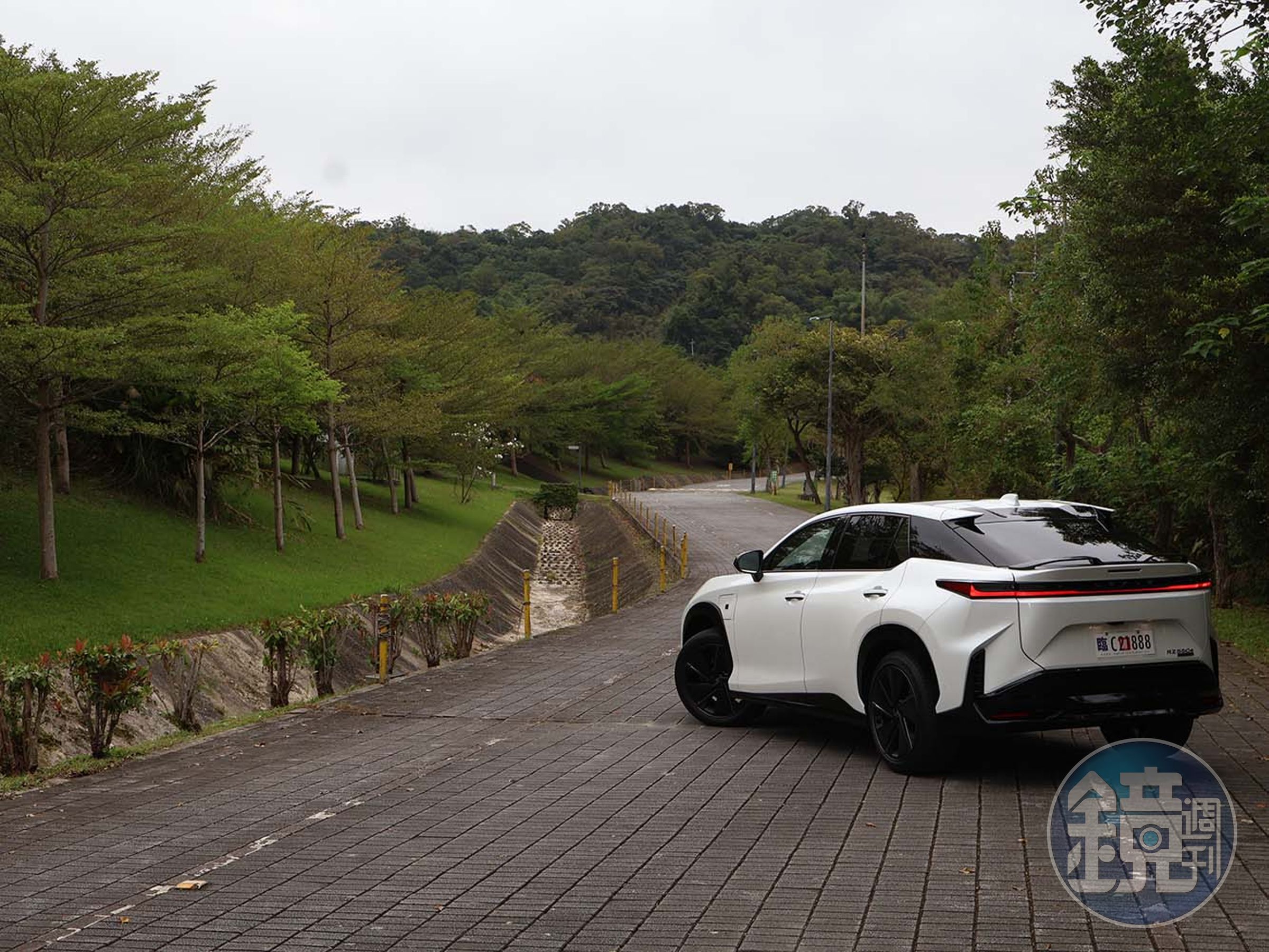車尾採用貫穿尾燈設計，搭配上20吋的鋁圈來凸顯運動風範。