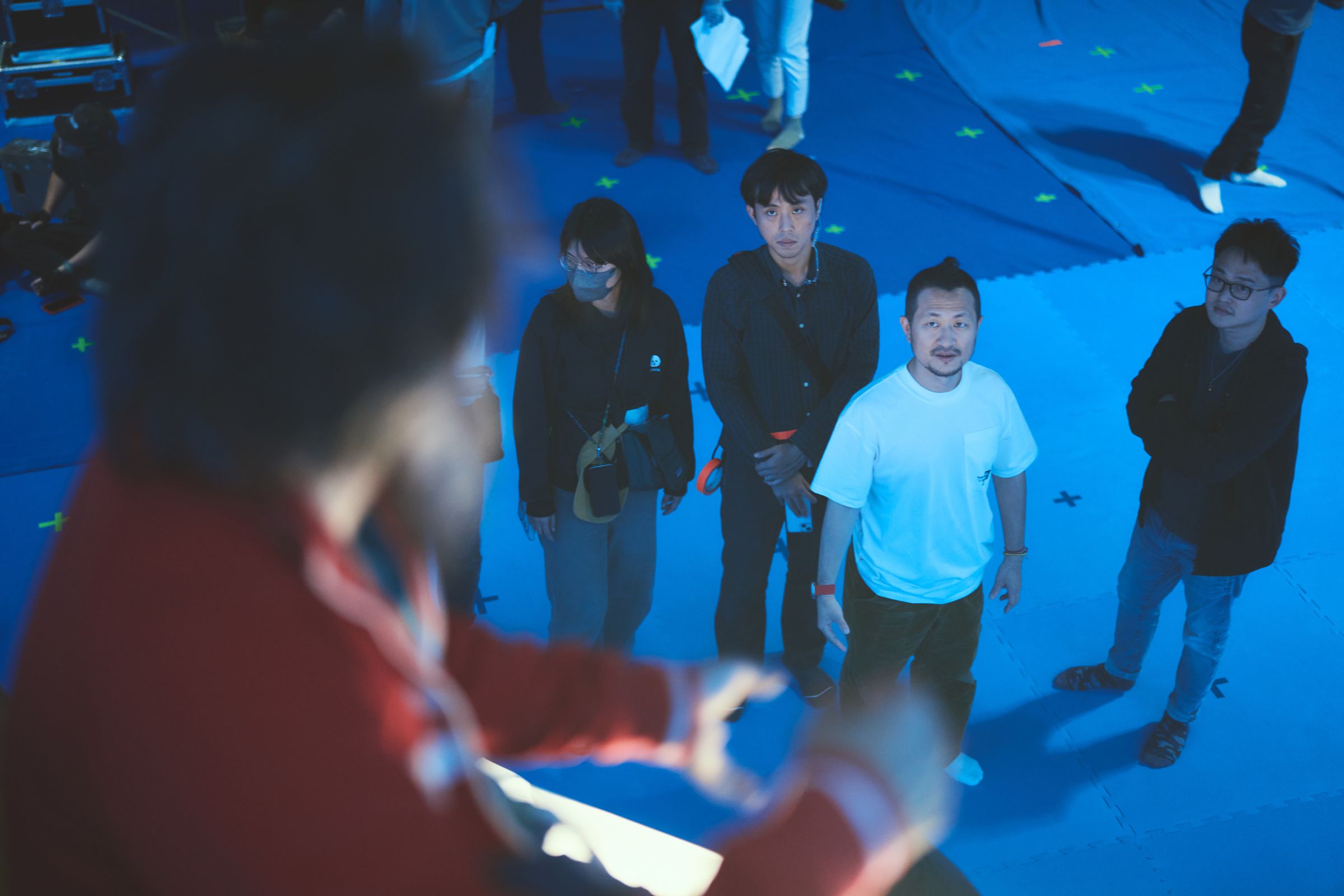 導演九把刀(右二)在特效攝影棚內與工作人員討論。(麻吉砥加提供)