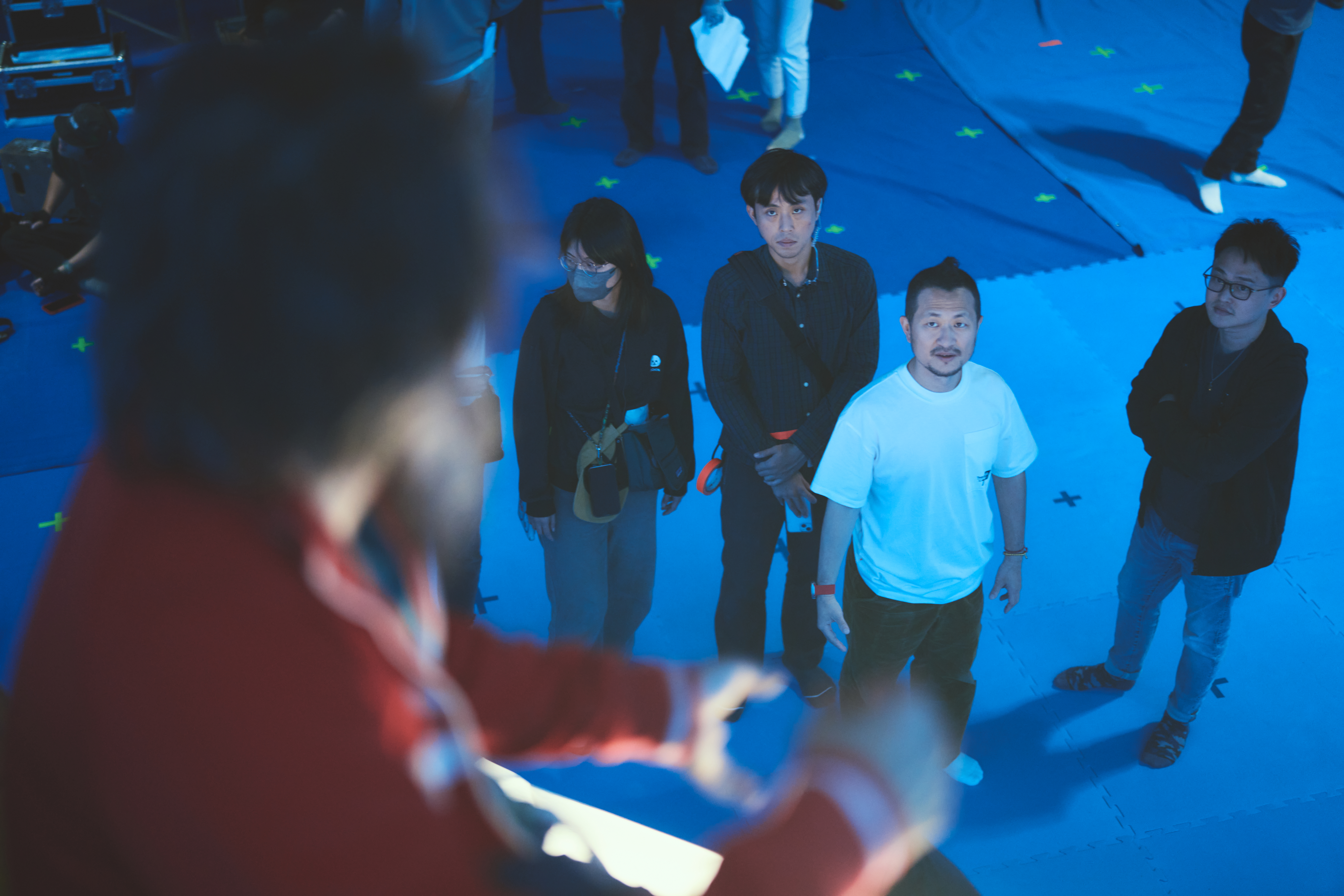 導演九把刀(右二)在特效攝影棚內與工作人員討論。(麻吉砥加提供)