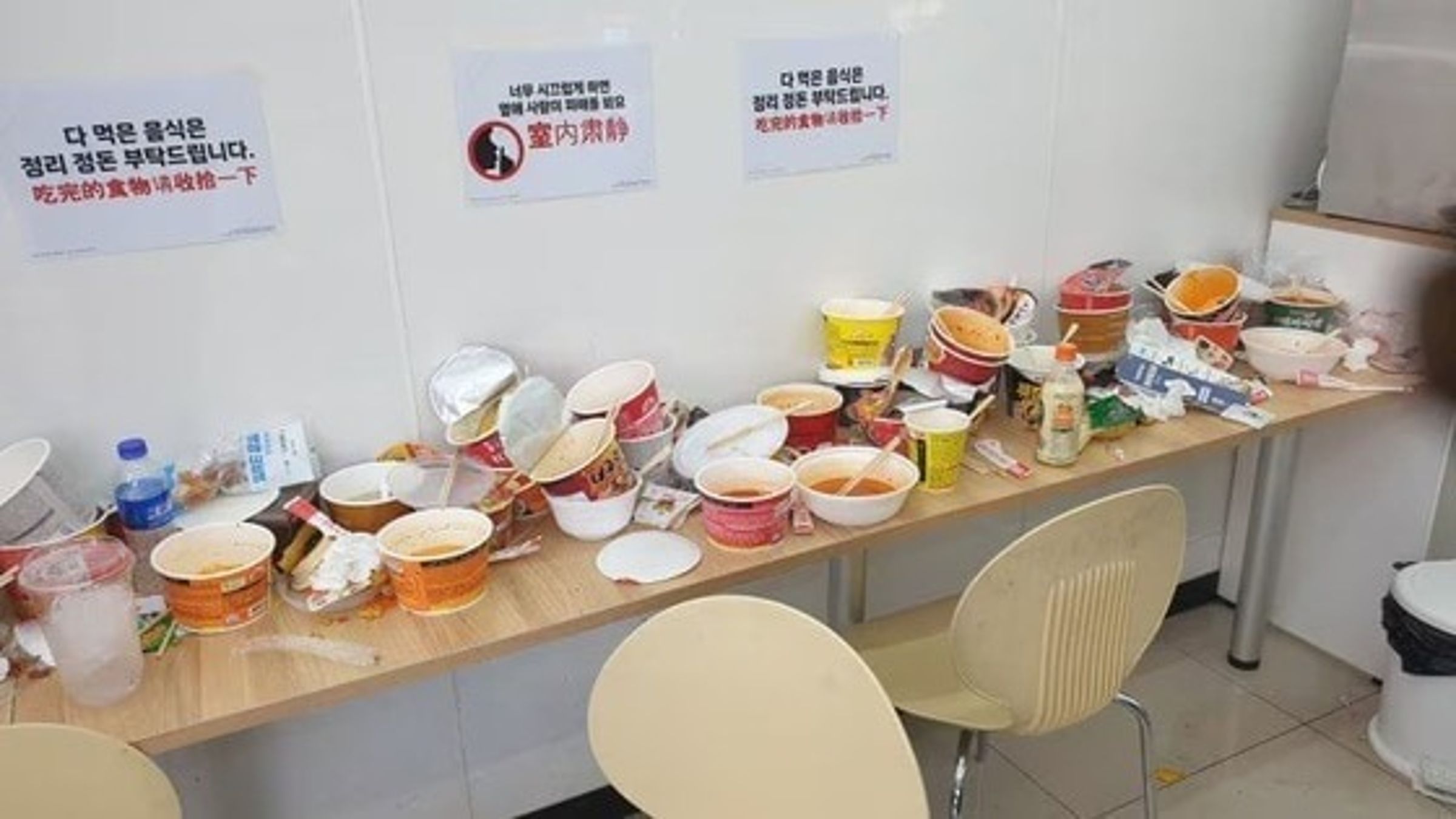 太離譜了!中國遊客擠滿濟州島,超商變垃圾場。(翻自《NEWS 1》)