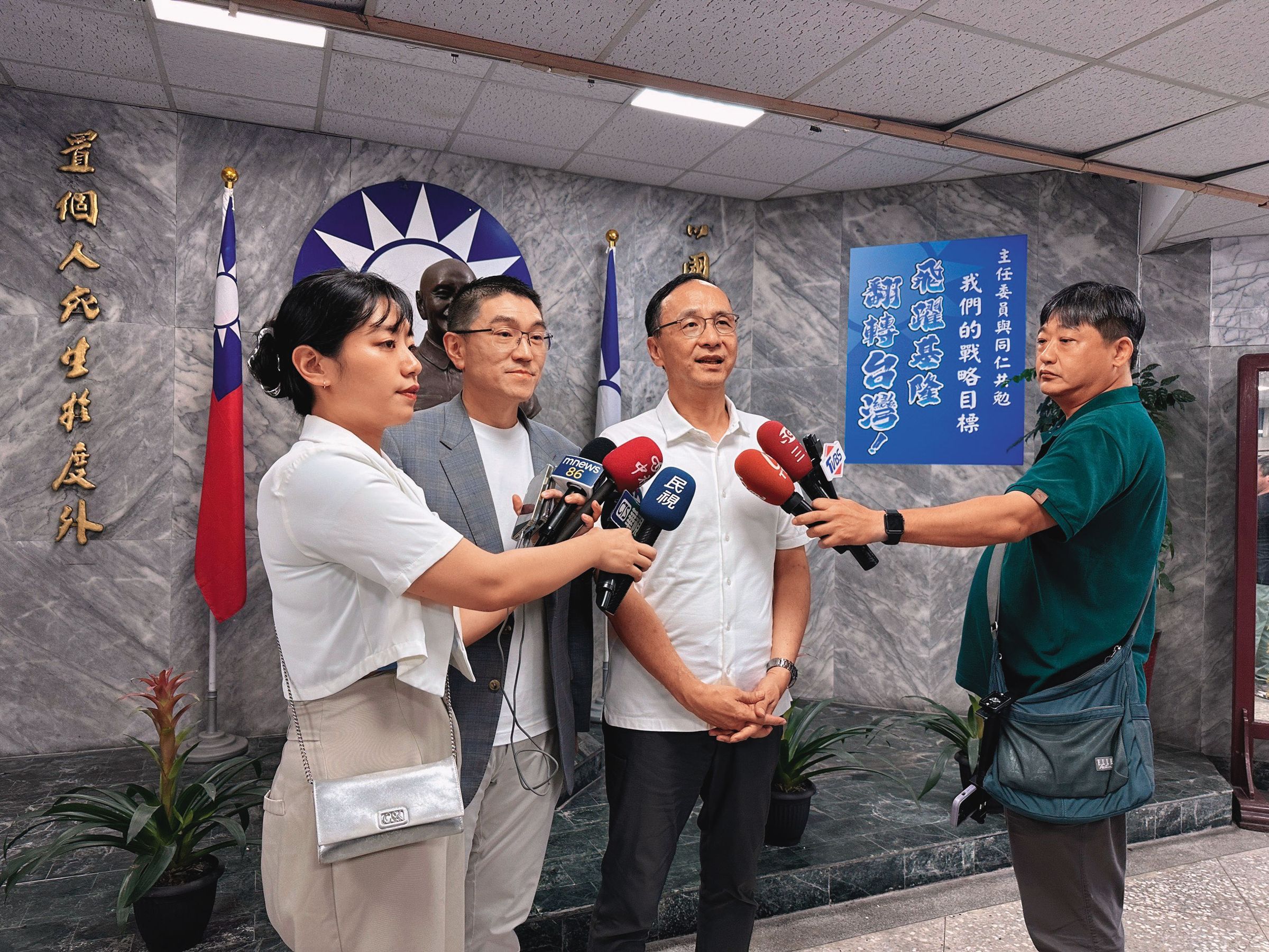 朱立倫拍板以熱戰方式,襄助基隆市長謝國樑度過罷免案。(國民黨提供)
