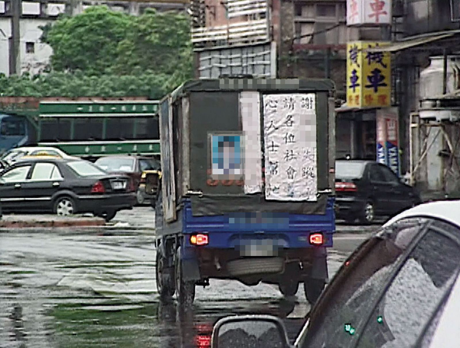 謝家父母辭去工作，籌錢租車做看板、印傳單尋找愛女，引起社會關注。（東森新聞提供）