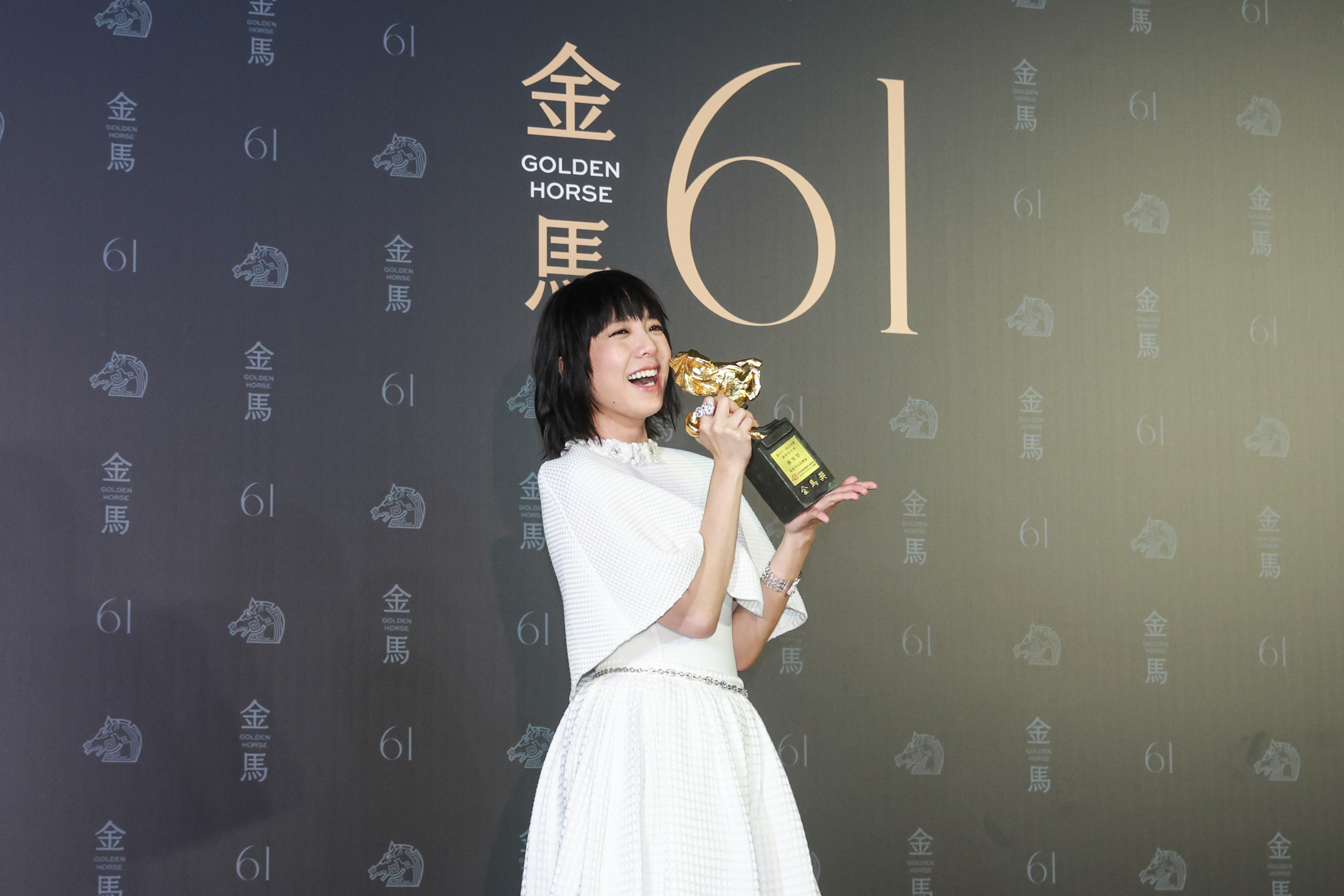鍾雪瑩片中的手語、口語都有精彩表現,成為繼去年《富都青年》的吳慷仁後,再有演員以飾演聽障人士奪下演員獎座。