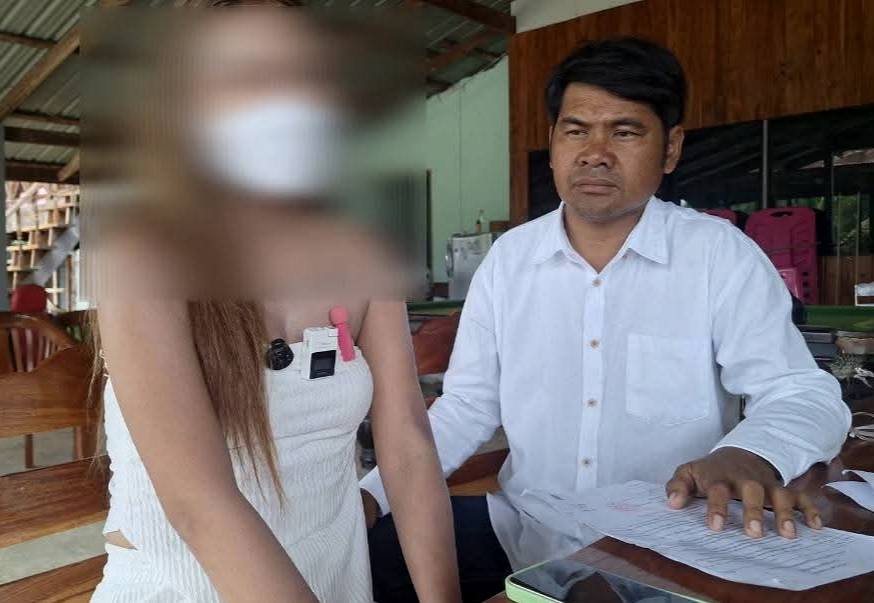 27歲的阿莫恩拉特（左）遭男友虐打，她從2樓陽台跳下求生。右白衣男非案件相關者。（翻攝自臉書ข่าวอุดร ข่าวโฮมเคเบิ้ล）