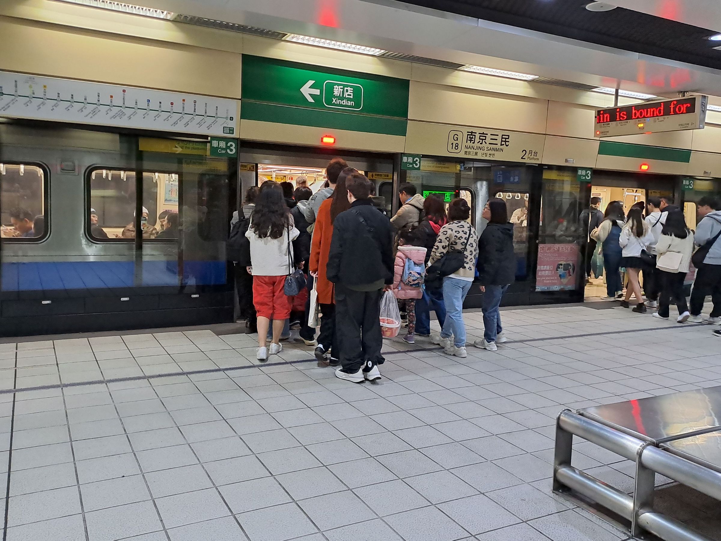 台北捷運公司在過年連假期間正常營運,各路線均採假日班距運行,動物園站及淡水站等連假遊憩地區,將視車站人潮狀況調整。(北捷提供)