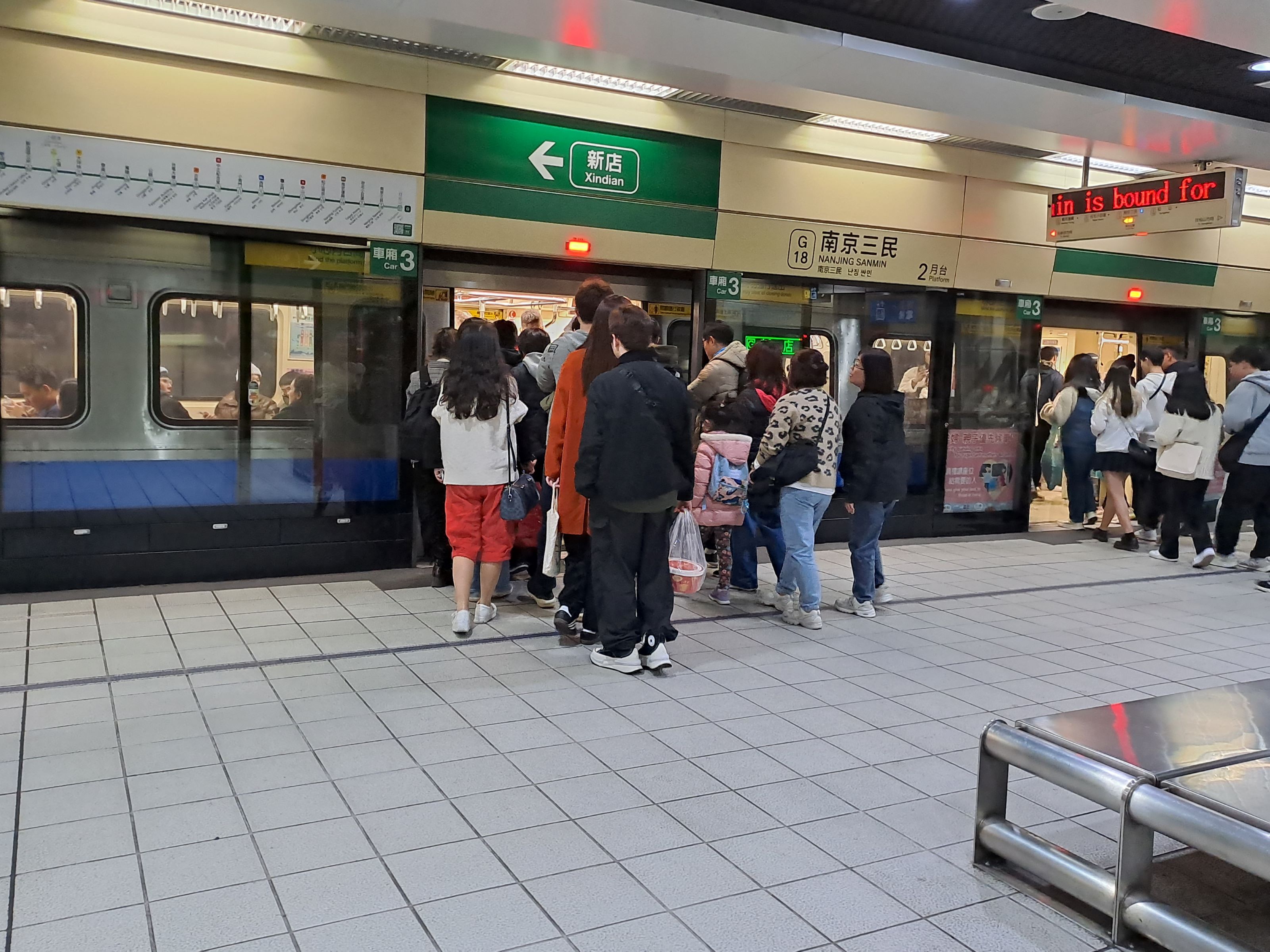 台北捷運公司在過年連假期間正常營運，各路線均採假日班距運行，動物園站及淡水站等連假遊憩地區，將視車站人潮狀況調整。（北捷提供）