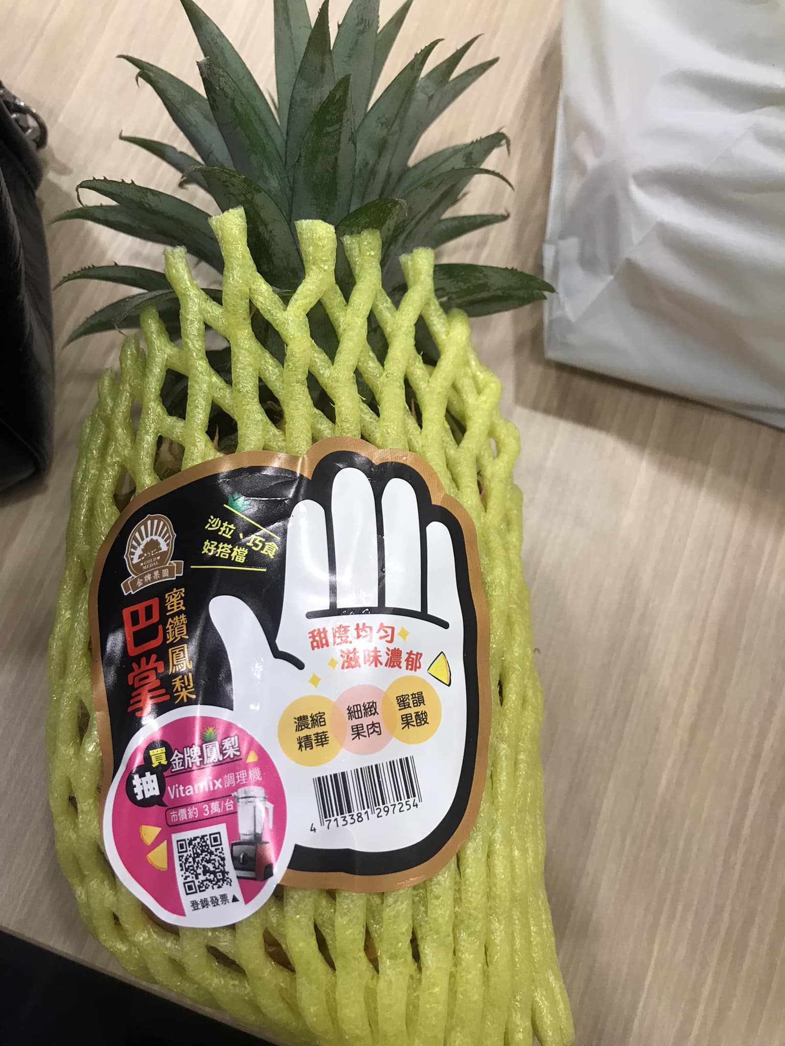 全聯販售季節水果「巴掌鳳梨」，掀起網友討論。（翻攝臉書社團「全聯消費經驗老實說」）