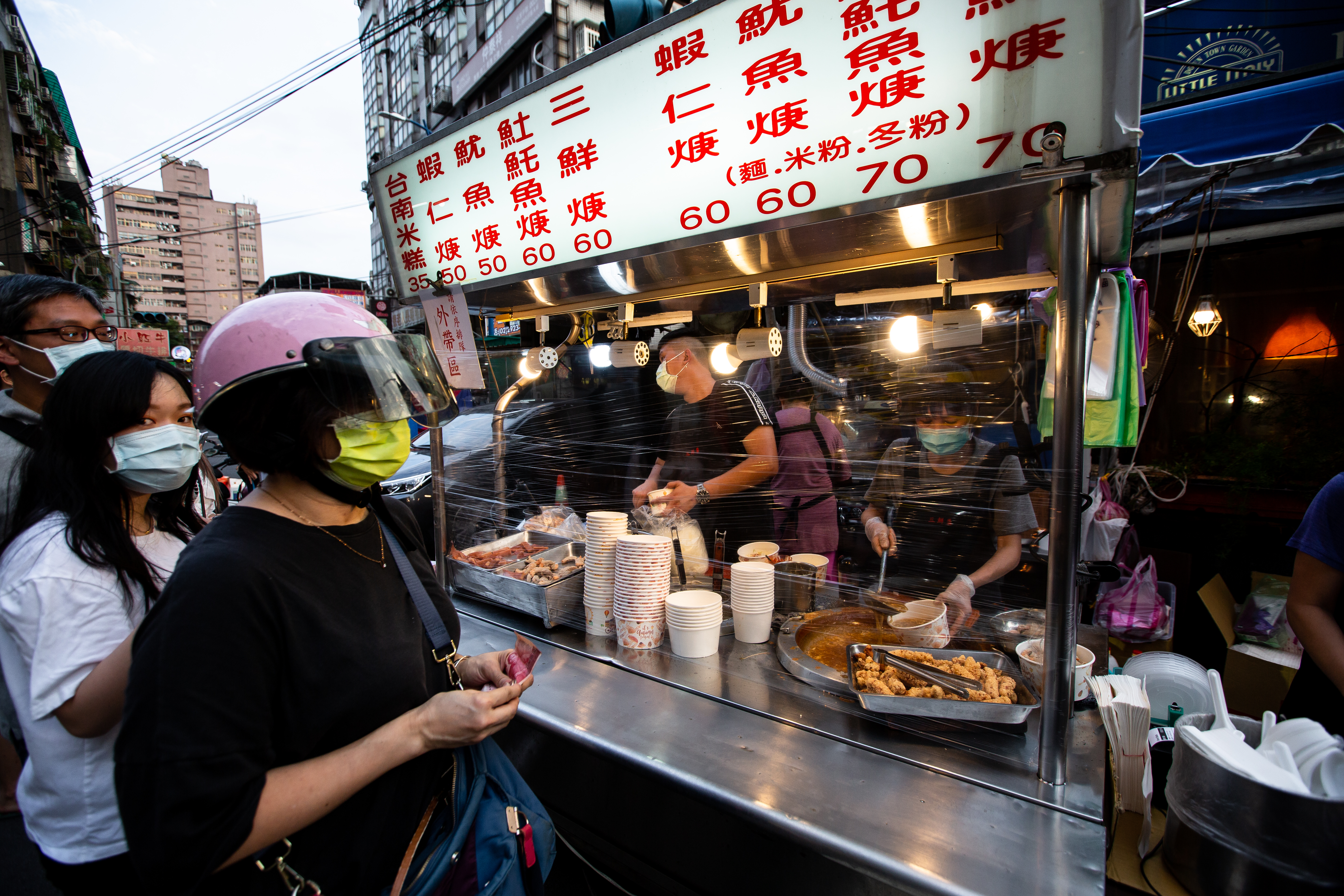 食藥署4日公布修正《食品良好衛生規範準則》，規定調理食品從業人員「手部不得同時或接續接觸金錢或其他有污染之虞物品」。（示意圖，本刊資料照）