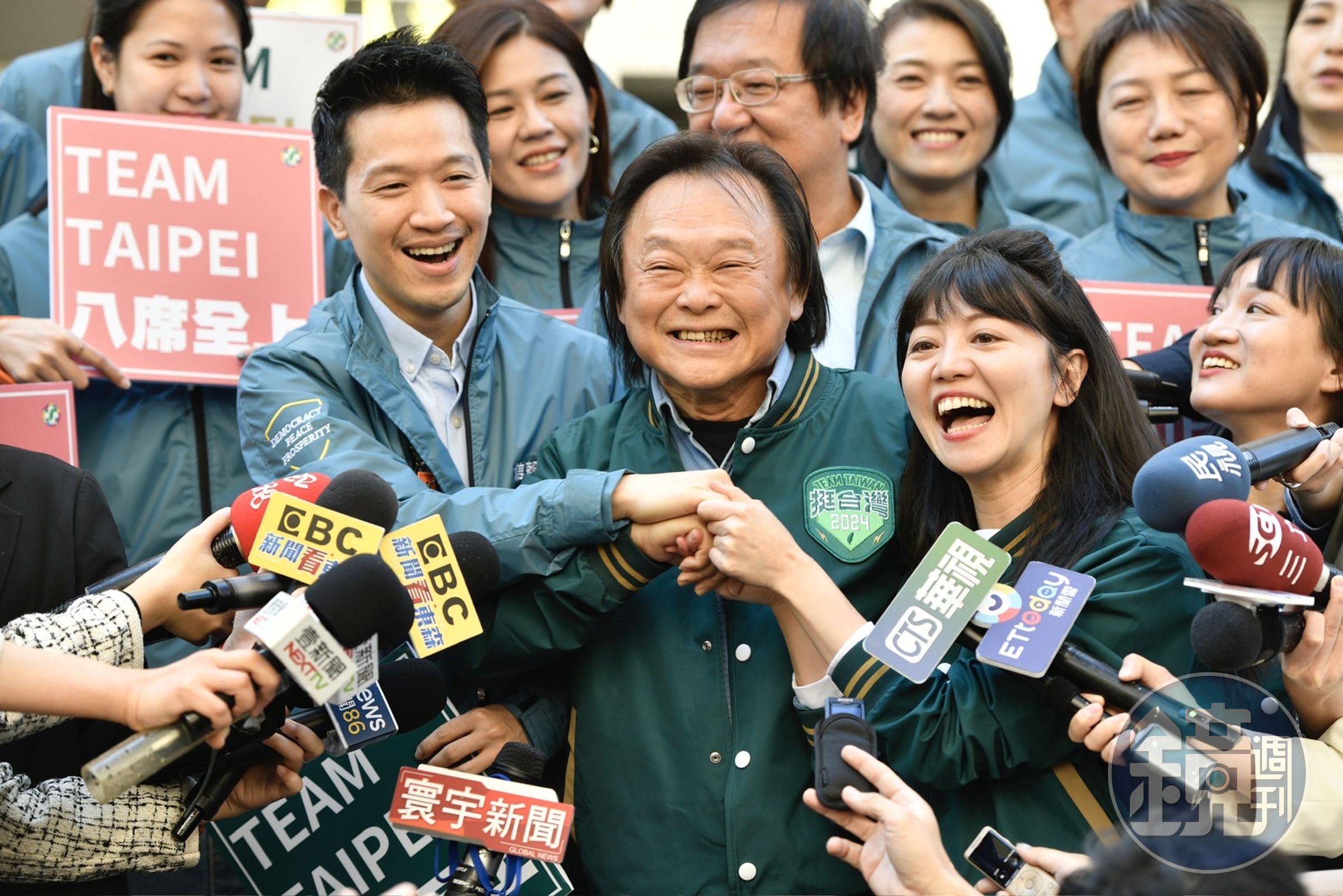 高嘉瑜(右)演出《賀瓏夜夜秀》談及藍白合破局。圖為高嘉瑜登記參選立委。