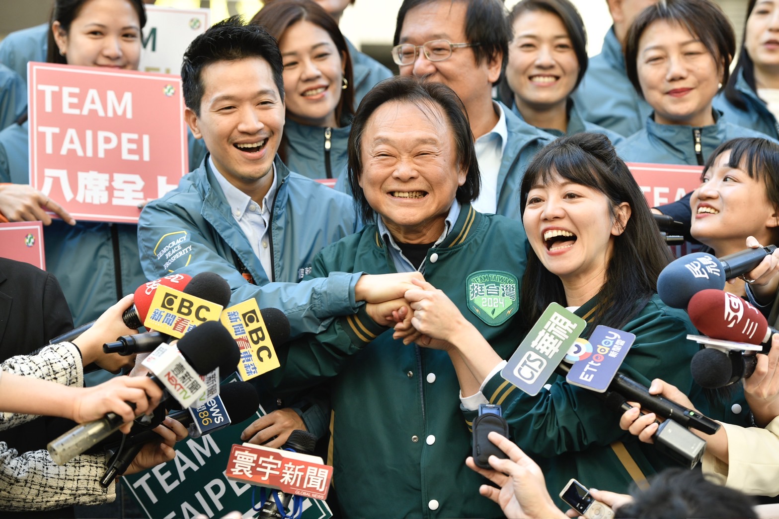 高嘉瑜（右）演出《賀瓏夜夜秀》談及藍白合破局。圖為高嘉瑜登記參選立委。