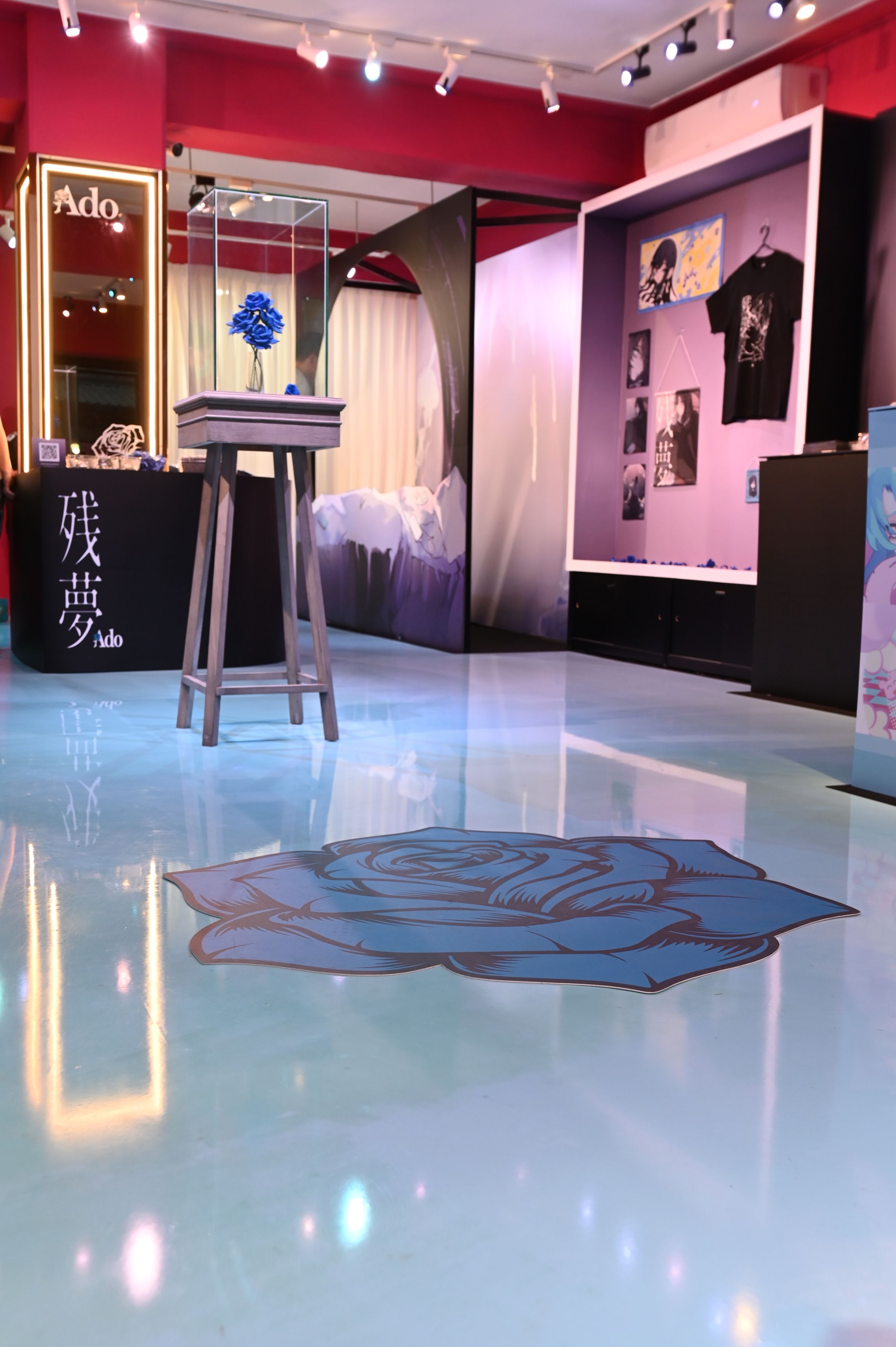 Ado「殘夢」POP-UP STORE台北店內也有Ado本人錄製的問候影片喔。（環球唱片提供）