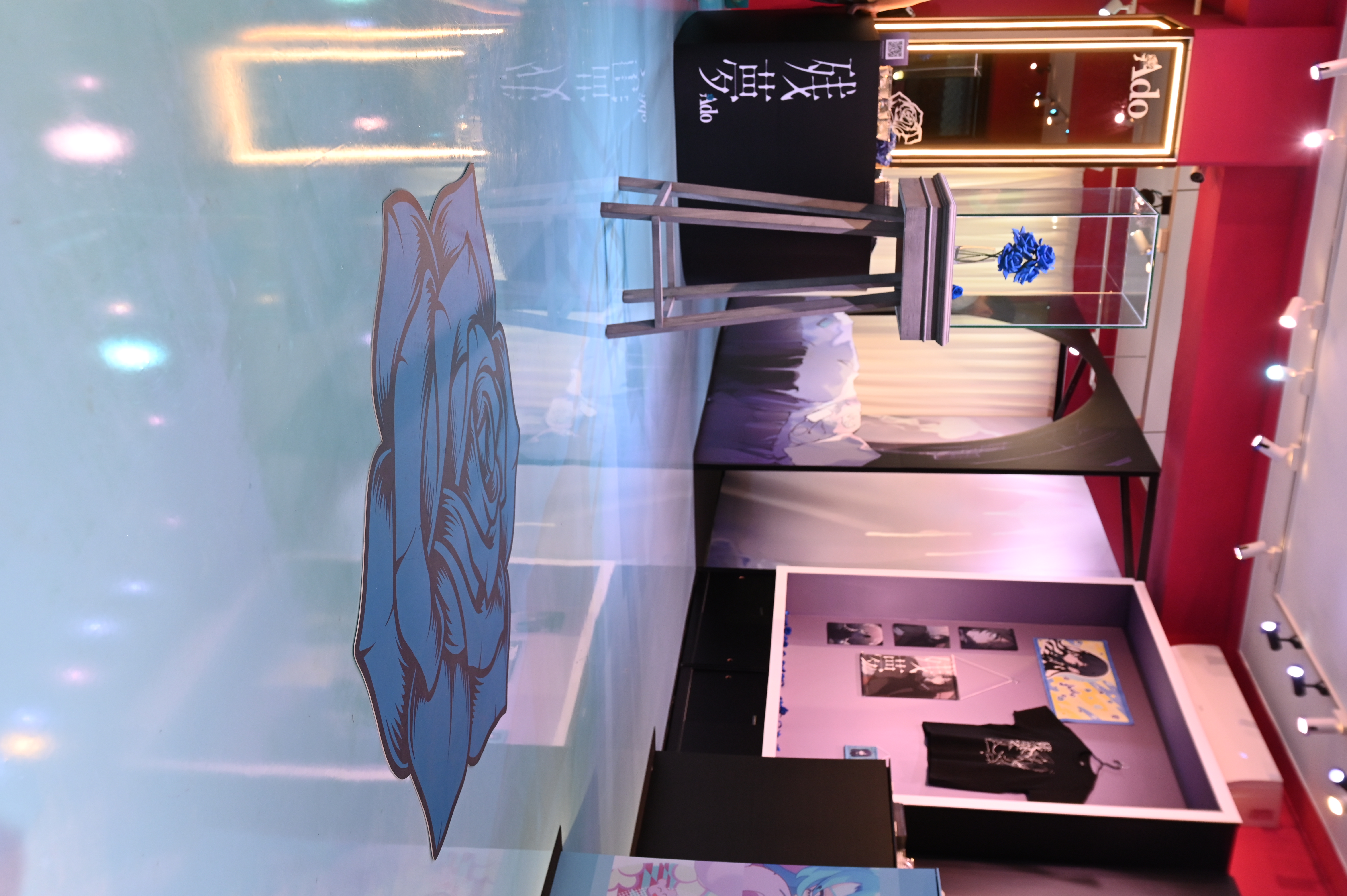 Ado「殘夢」POP-UP STORE台北店內也有Ado本人錄製的問候影片喔。（環球唱片提供）