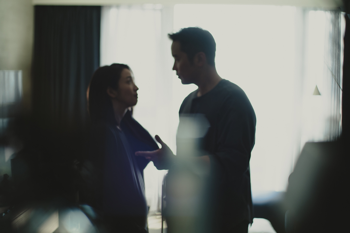 《深度安靜》張孝全(右)與林依晨同台飆演技。(風起娛樂提供)