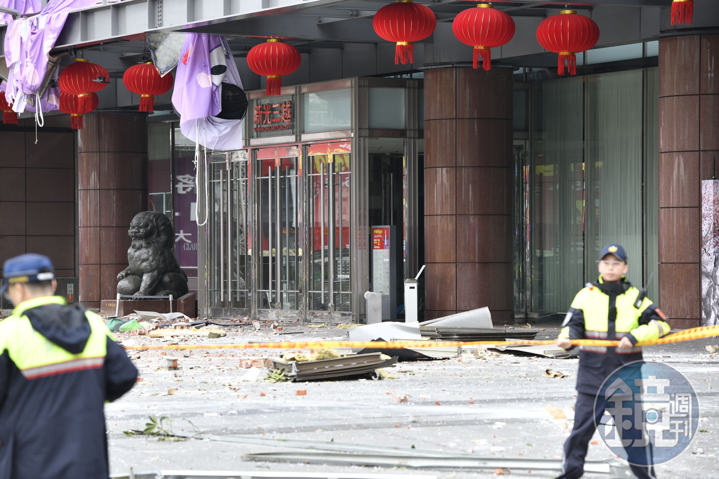 新光三越台中中港店12樓美食街13日發生嚴重氣爆,釀成4死逾30傷悲劇。