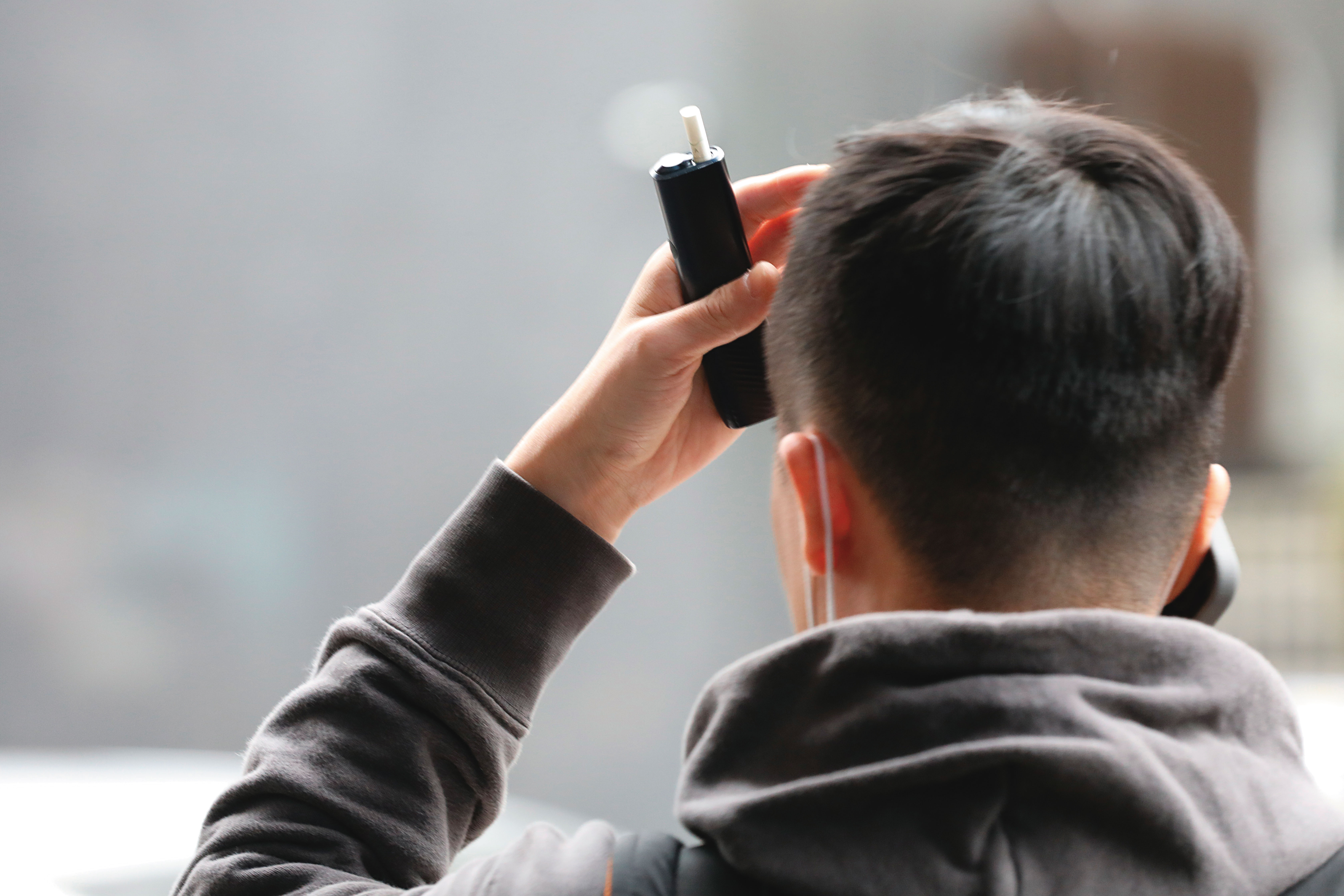 青少年受社群平台影響，認為電子菸外型酷炫是流行風潮，開始嘗試吸食。（示意畫面）