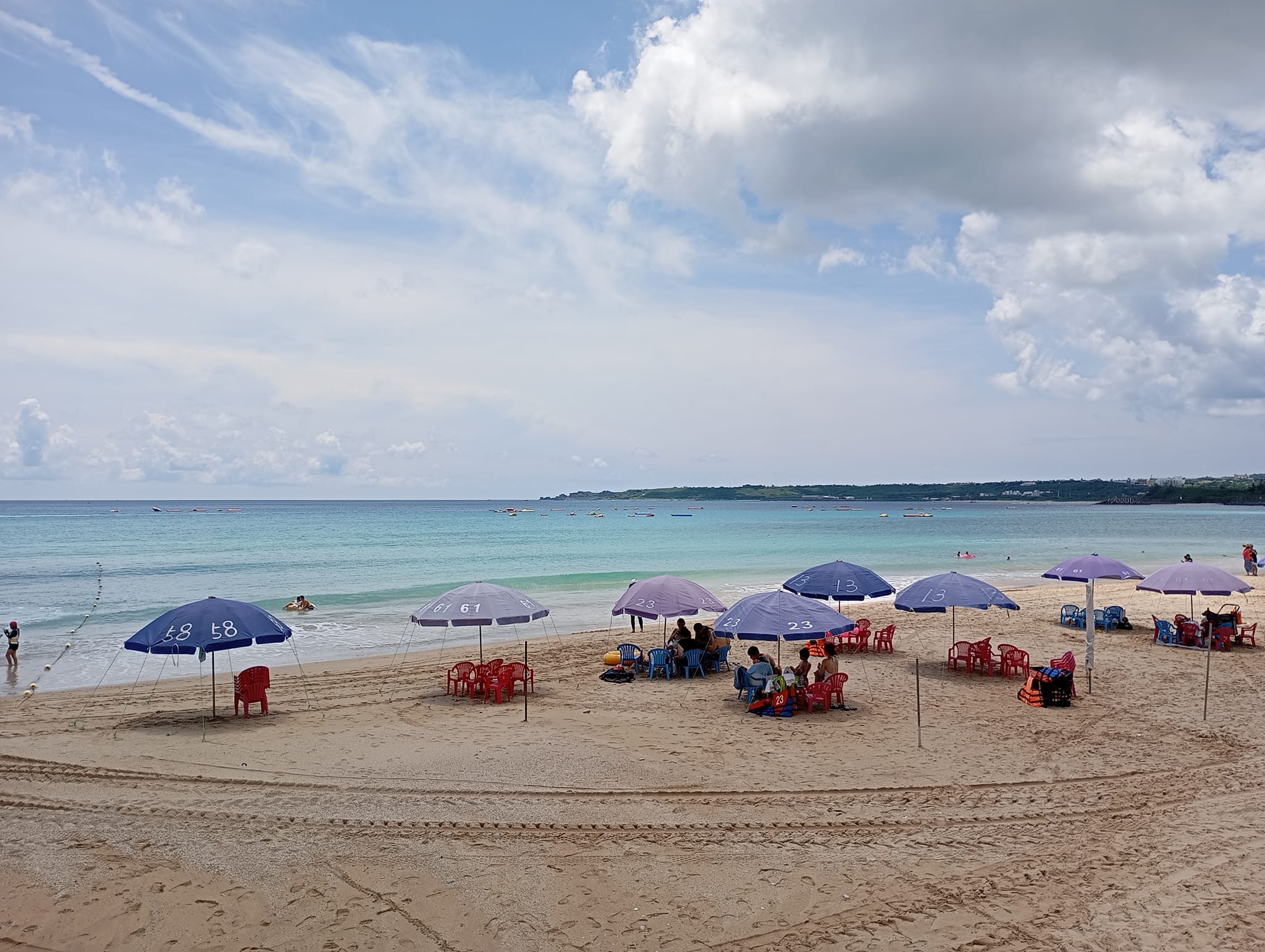 距上次墾管處與警方聯手整頓違規占地之陽傘業者，開罰僅過1週時間，馬上又再冒出「陽傘陣」。（翻攝自爆料公社）