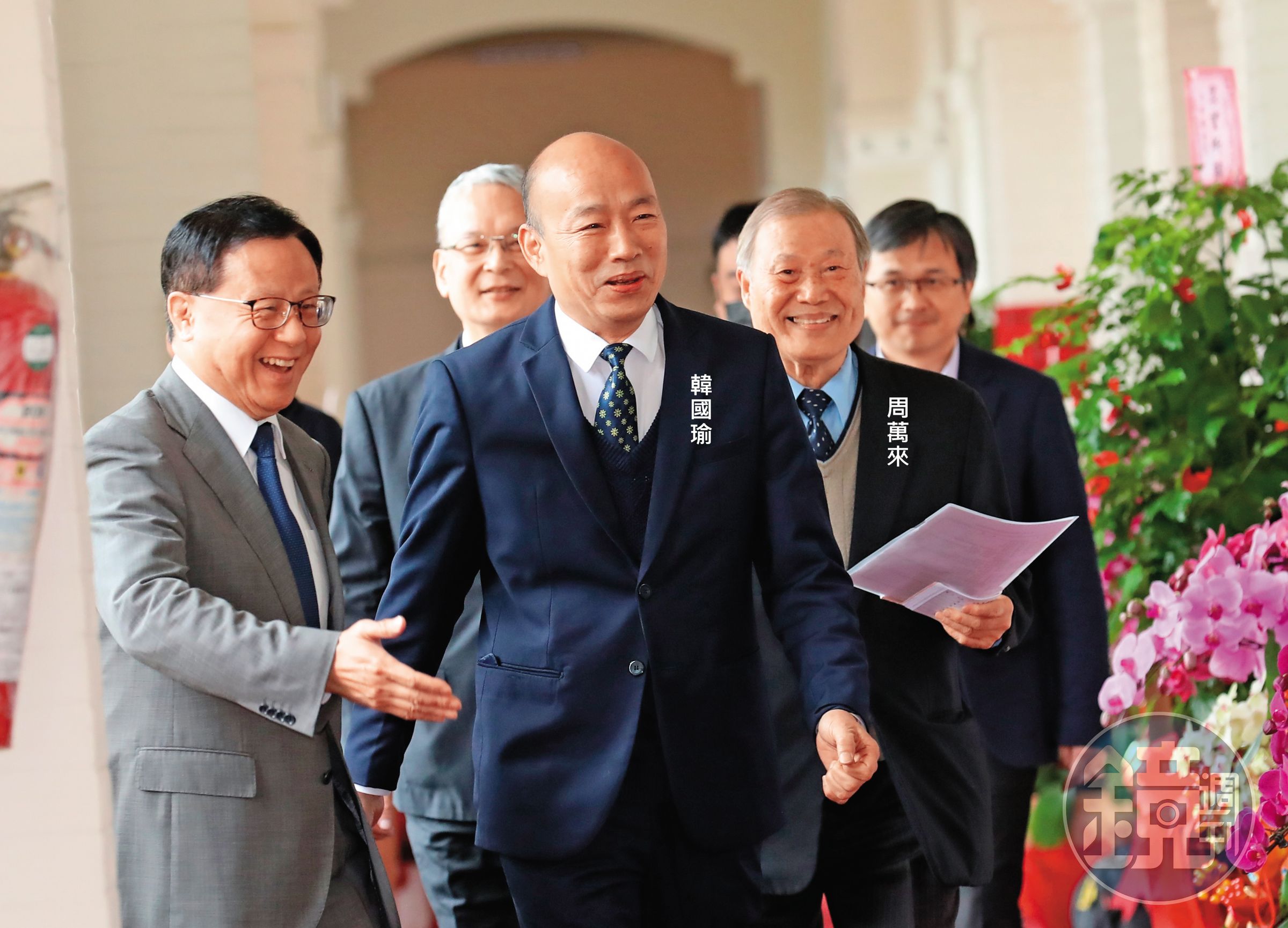 韓國瑜雖剛接任立法院長，但也搶在年前推出署名春聯向民眾拜年。右為新任立法院祕書長周萬來。