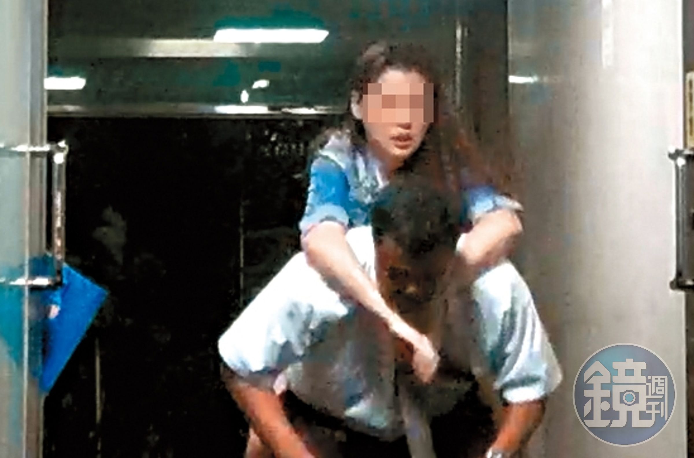 10月7日，身材火辣的酒吧正妹喝到掛點，以無尾熊姿勢，緊抱酒客不放。