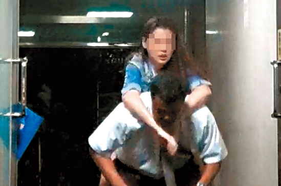 10月7日,身材火辣的酒吧正妹喝到掛點,以無尾熊姿勢,緊抱酒客不放。