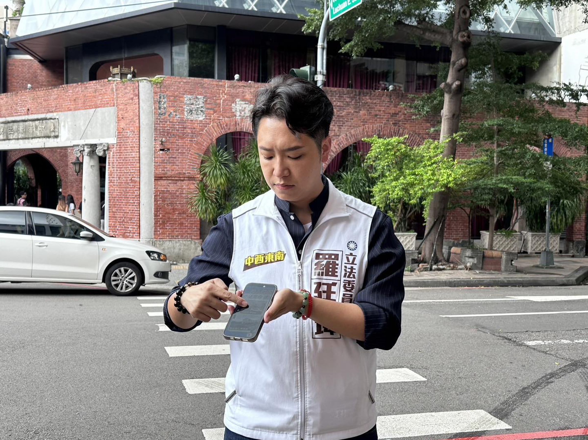 國民黨杯葛總預算案，羅廷瑋卻在程序委員會投下棄權票。（翻攝羅廷偉臉書）