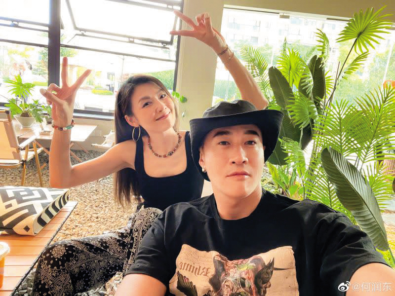何潤東(右)在家務上很依賴太太林姵希(左),笑說現在自己總算獨立一點。(翻攝自微博)