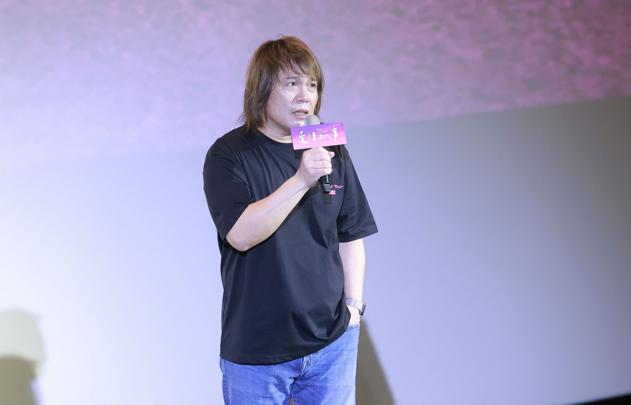 正忙於排練自編自導自演搖滾歌劇《成功之路》的伍佰,百忙中抽空參加電影《愛情城事》的特別見面場。(華映提供)