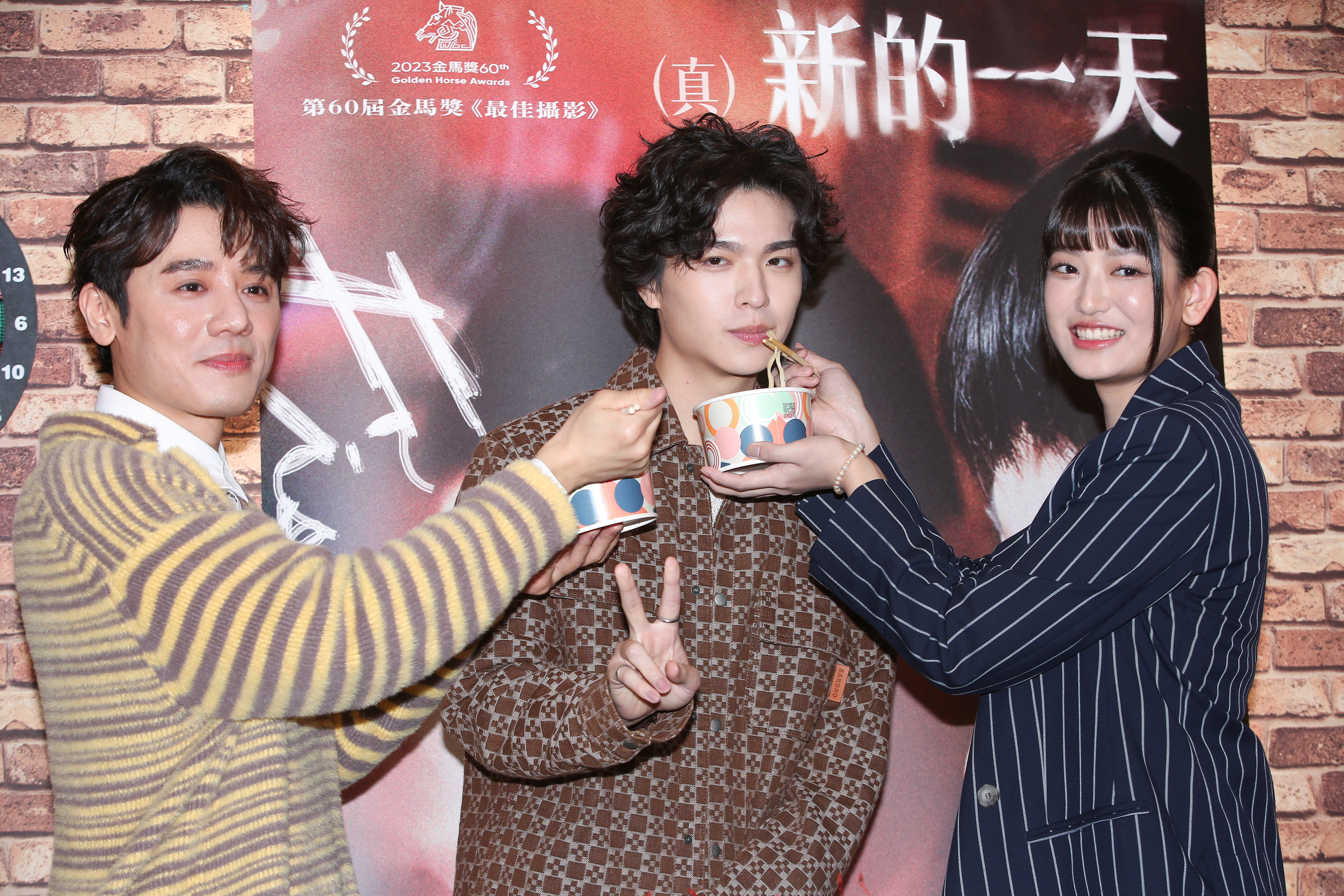 電影《（真）新的一天》舉辦生日記者會，演員虹茜、邱志宇餵片中2月29日生日的王碩瀚吃壽麵。