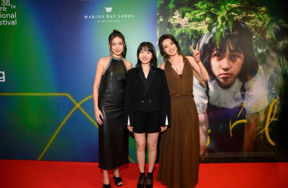 《女孩》導演舒淇（右起）與主演9m88、白小櫻（中），亮麗出席新加坡國際影展開幕儀式。（甲上娛樂提供）