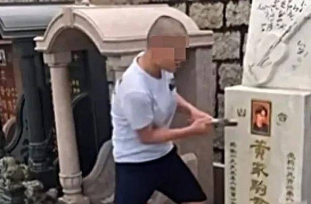 黃家駒的墓碑被人破壞。（翻攝自微博）