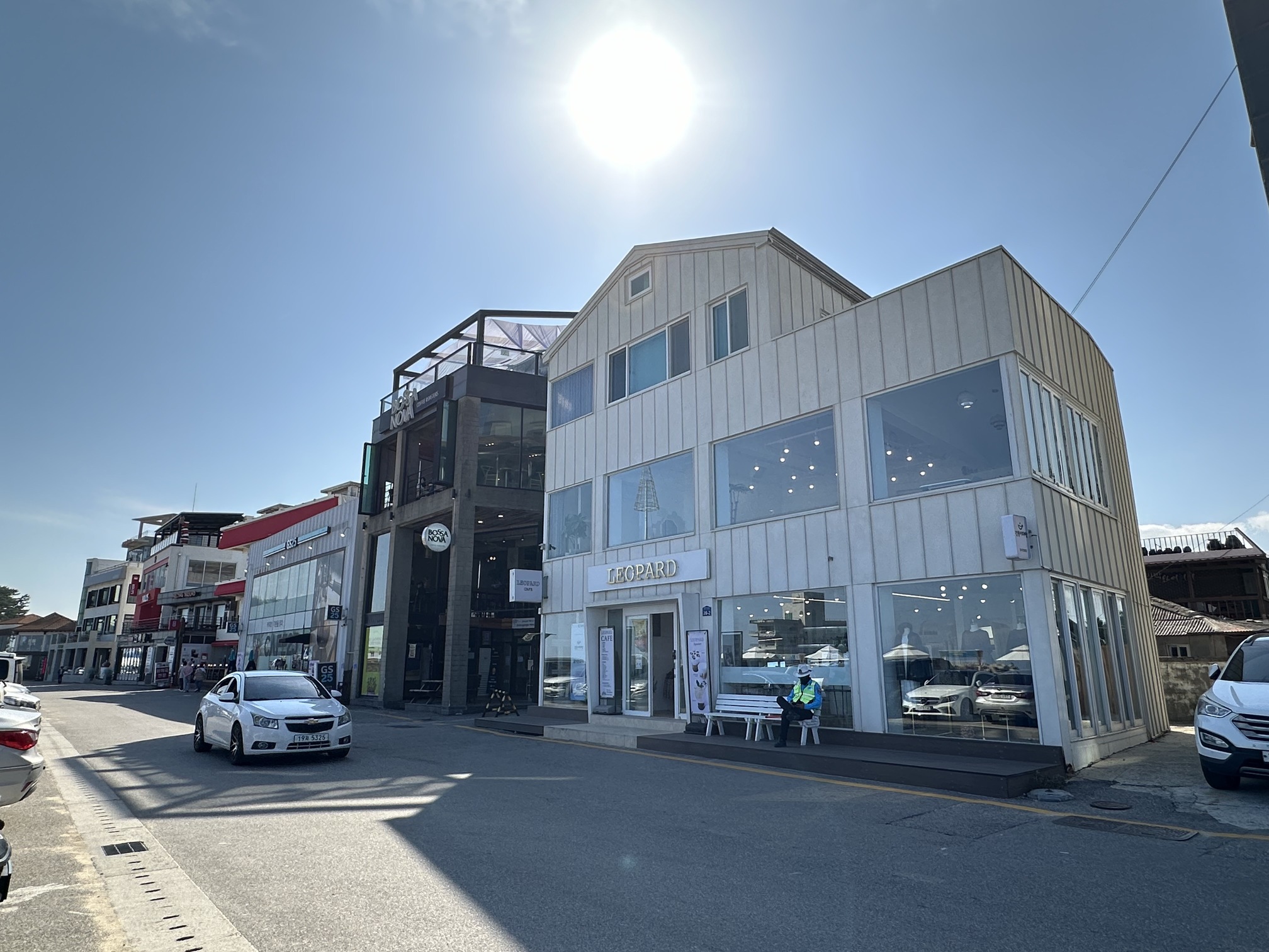 安木咖啡街有各種大小特色咖啡店。