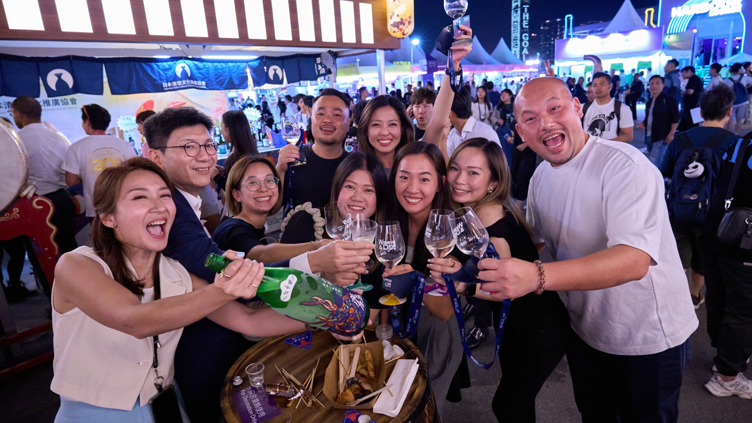 2024香港美酒佳餚巡禮已於10月23日正式開幕,第一晚已吸引許多美食美酒愛好者到場同歡。(香港旅遊發展局提供)