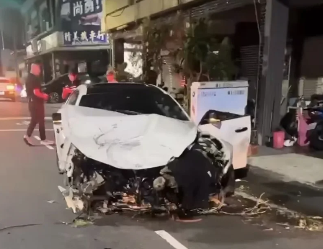 台南市南區永成路今日凌晨發生嚴重車禍，一輛瑪莎拉蒂轎車失控撞上機車後連撞3車，車頭幾乎全毀。（翻攝記者爆料網）