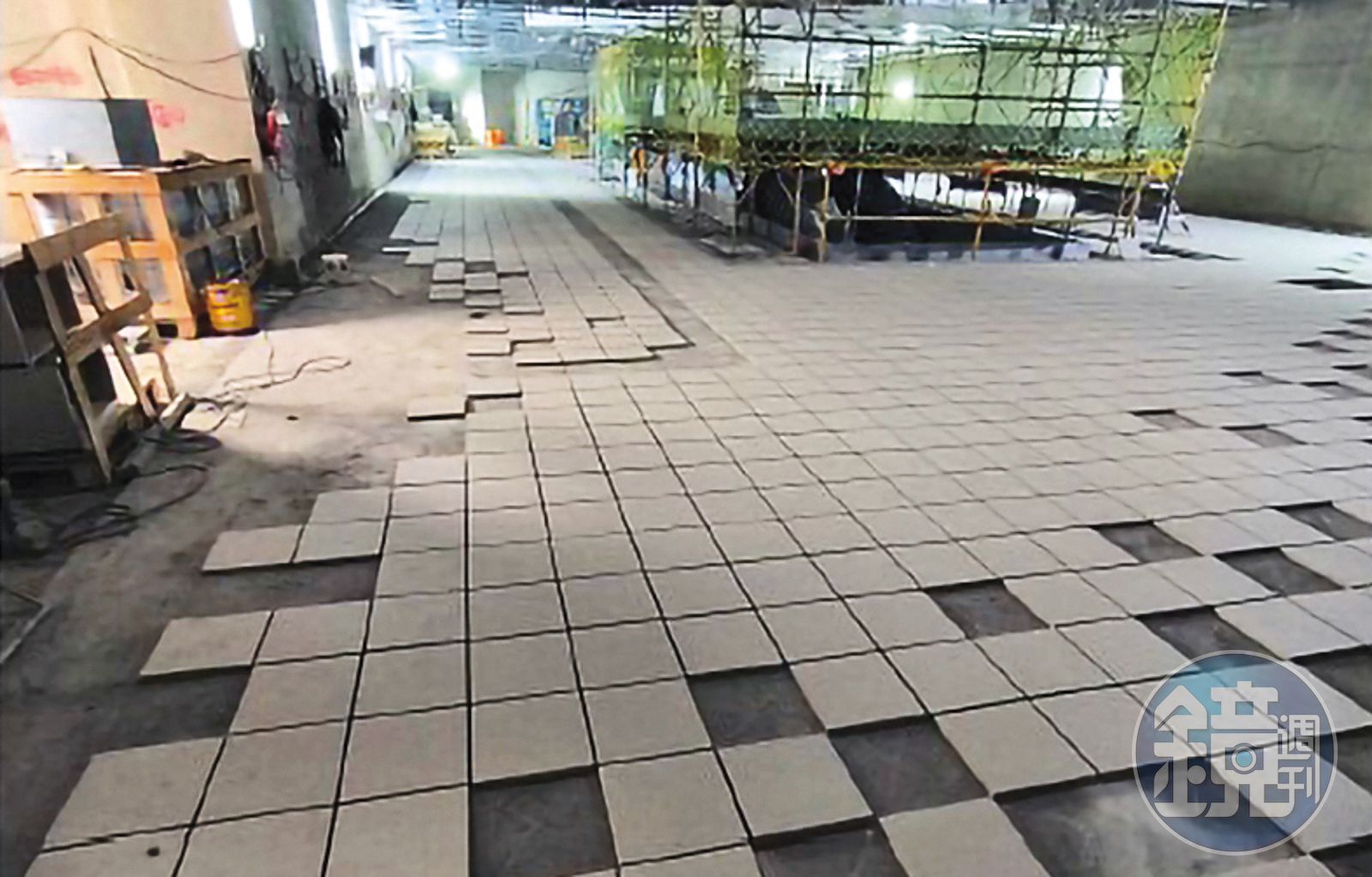 中國製石材地磚明明已開始施工鋪設,桃捷工程局卻矢口否認。(讀者提供)