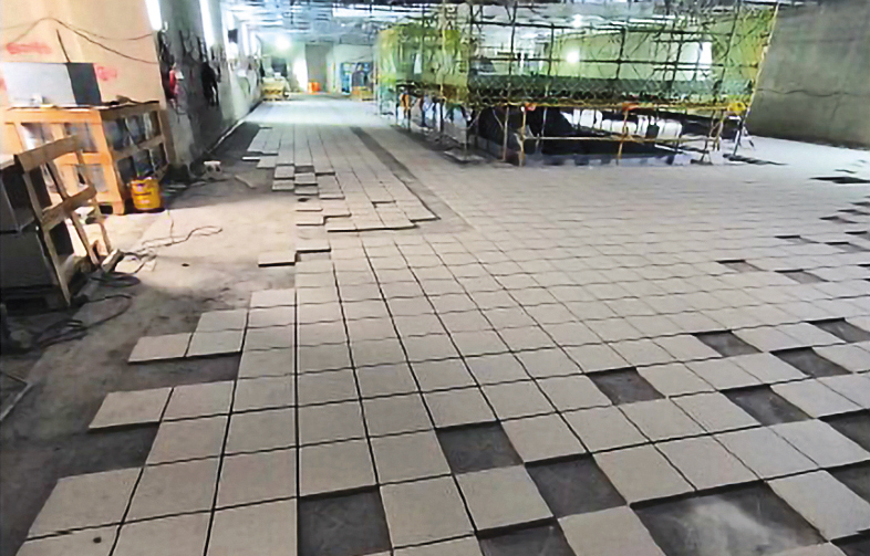 中國製石材地磚明明已開始施工鋪設，桃捷工程局卻矢口否認。（讀者提供）