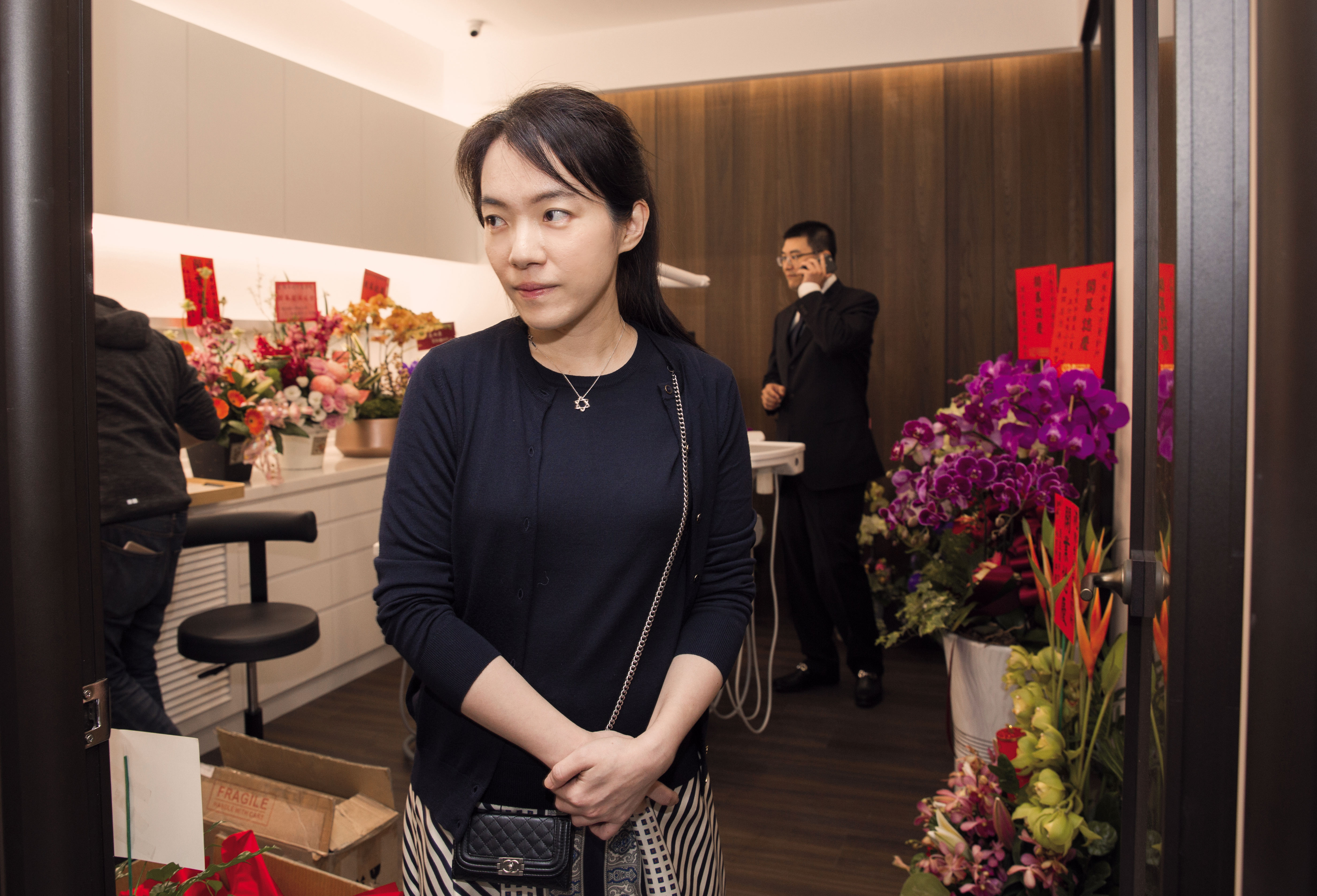 陳幸妤診所十年前開幕時喜氣洋洋，畫面中與趙建銘似乎貌合神離，陳幸妤夾在扁家和趙建銘中間，隱忍至去年六月才離婚。