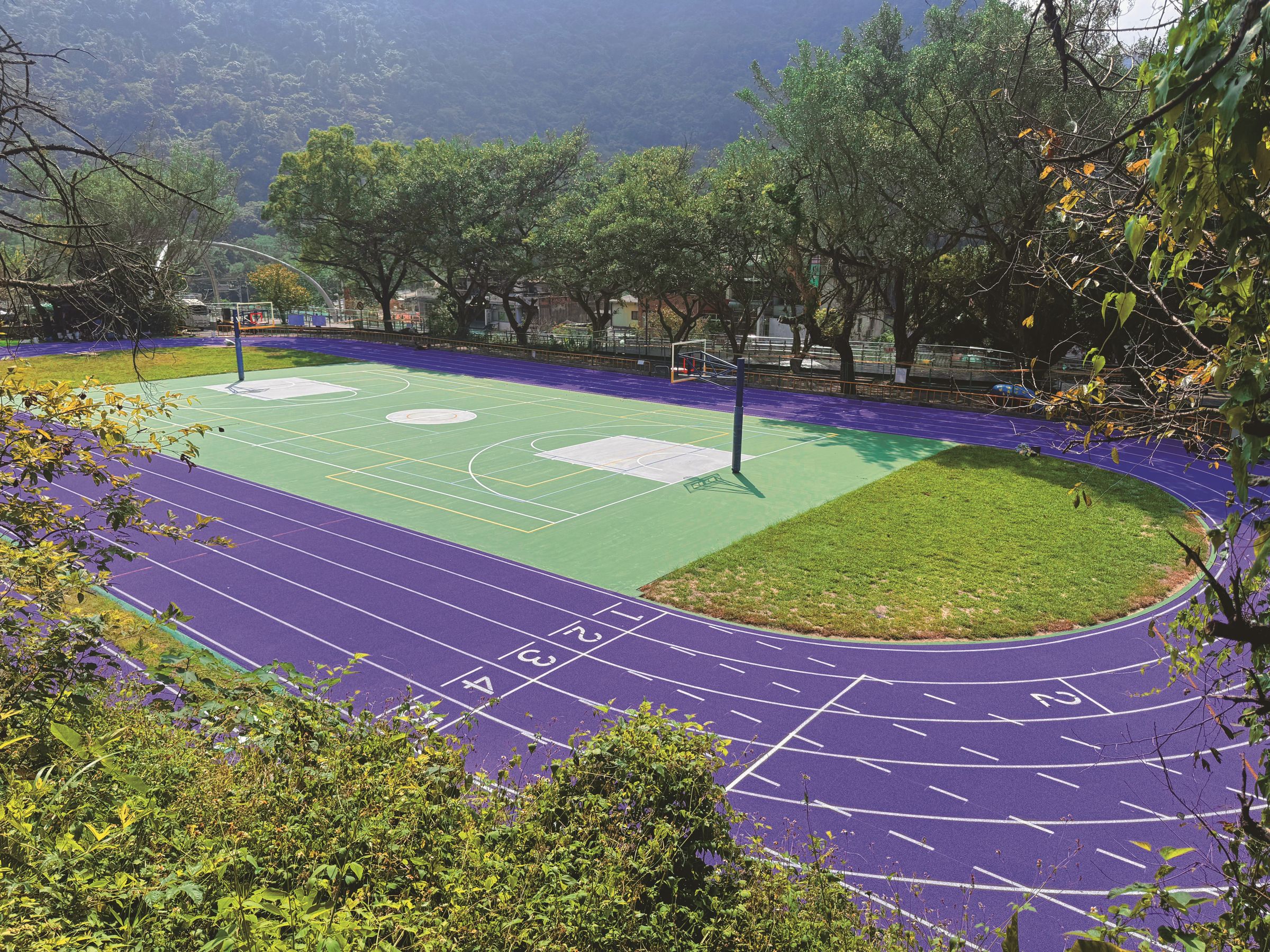 整建後的內灣國小操場跑道及中央球場。(新竹縣政府提供)