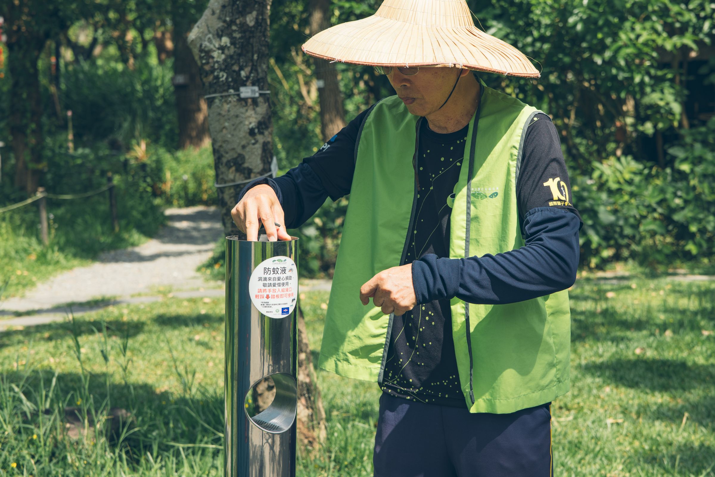 公園內的防蚊液提供民眾免費使用，協會的熱心志工會定時協助補充。（大安森林公園之友基金會提供）