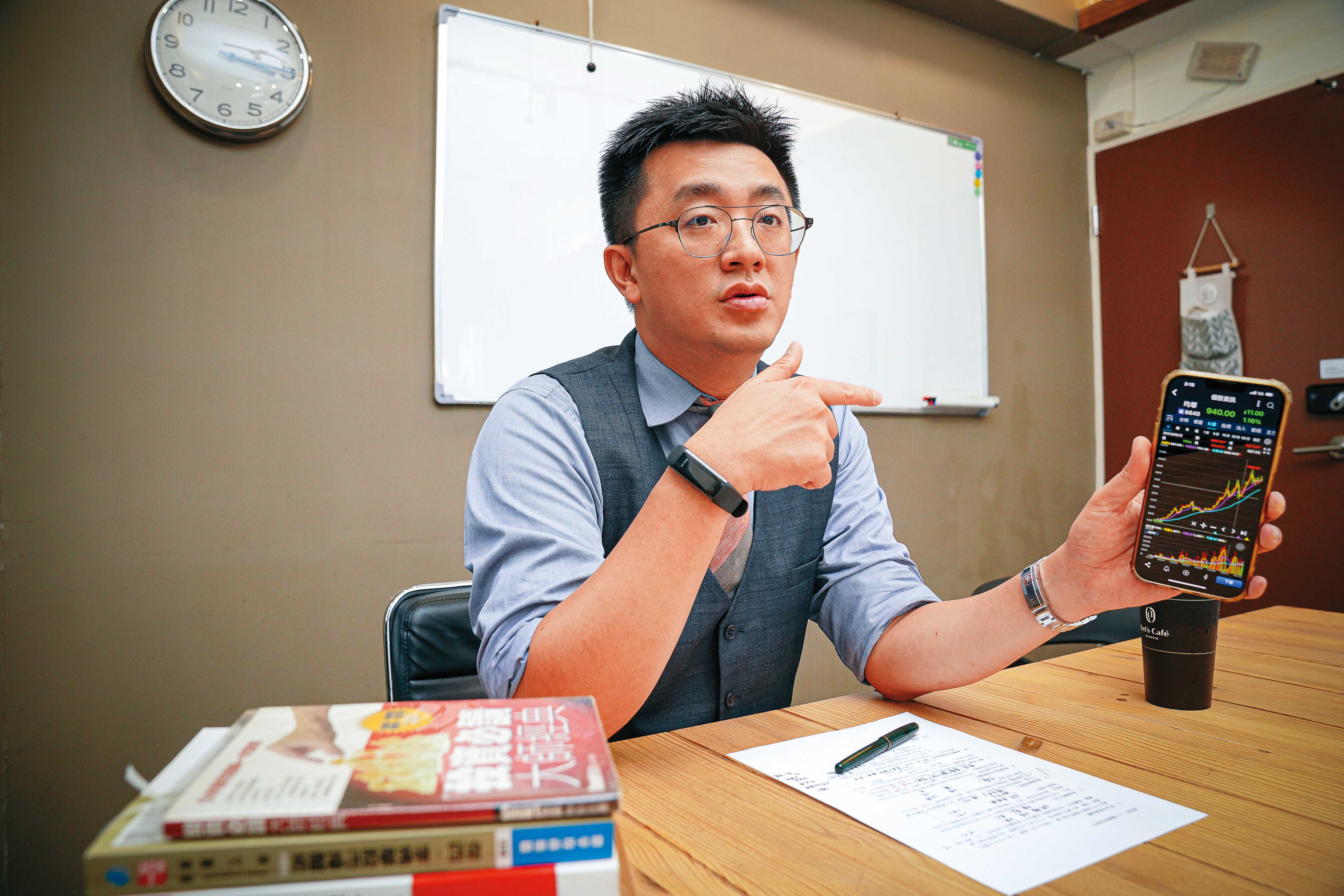 將手機供應鏈由內到外拆出可投資標的，對產業隊長張捷來說輕而易舉。